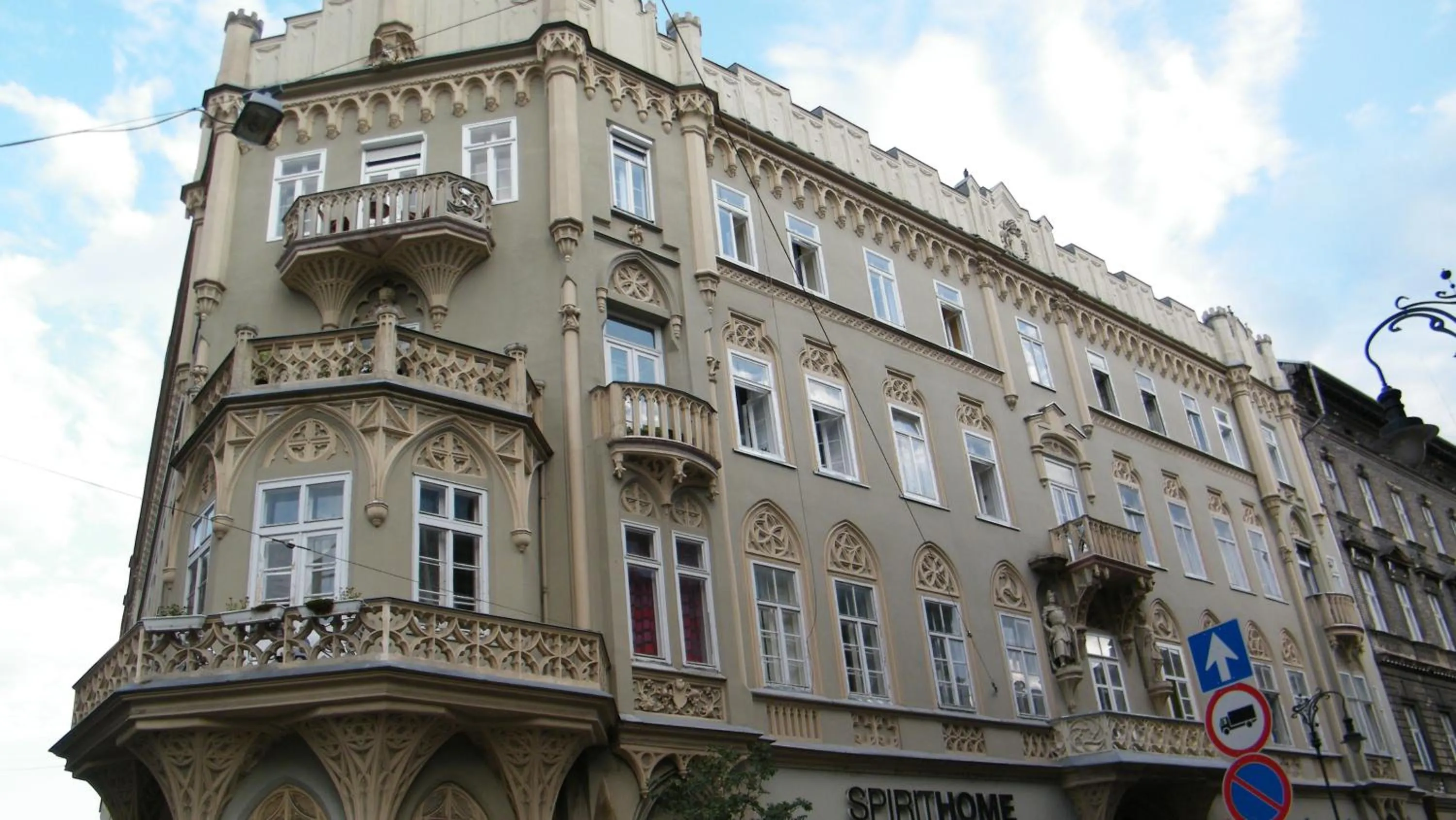 Facade/entrance in Central King Apartment