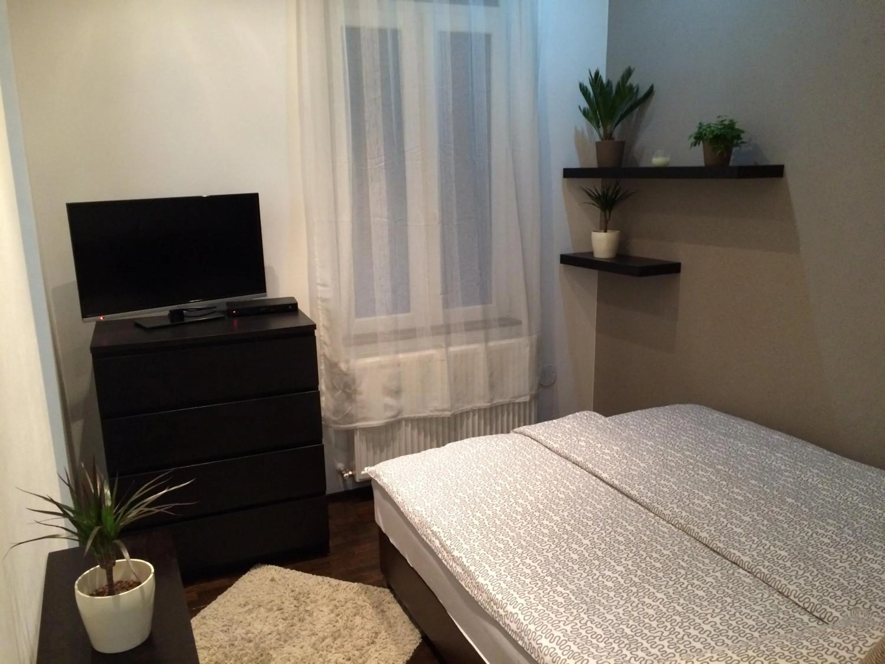 Bedroom, Bed in Central King Apartment