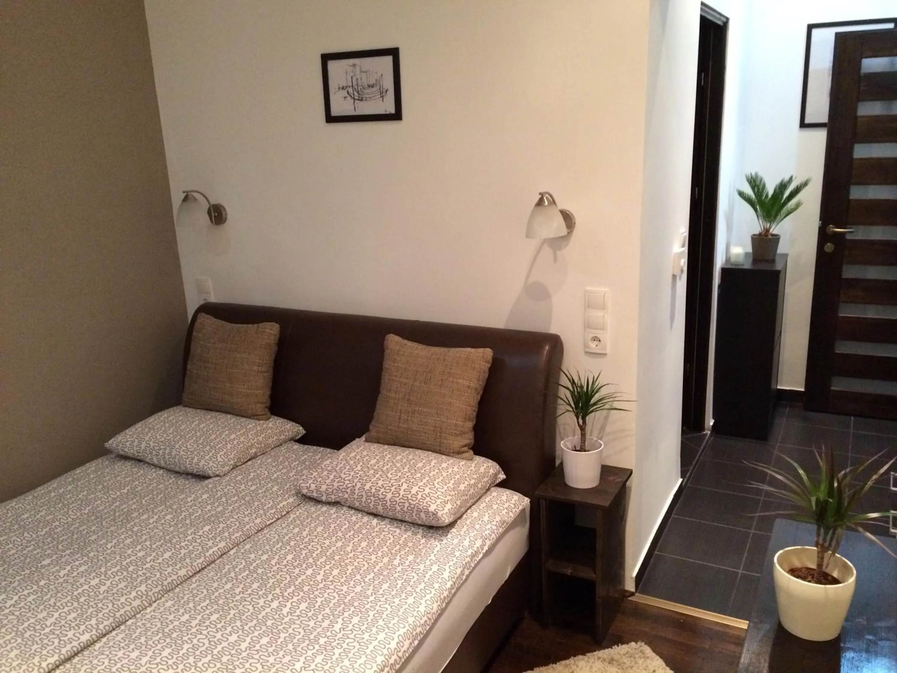 Bedroom, Bed in Central King Apartment