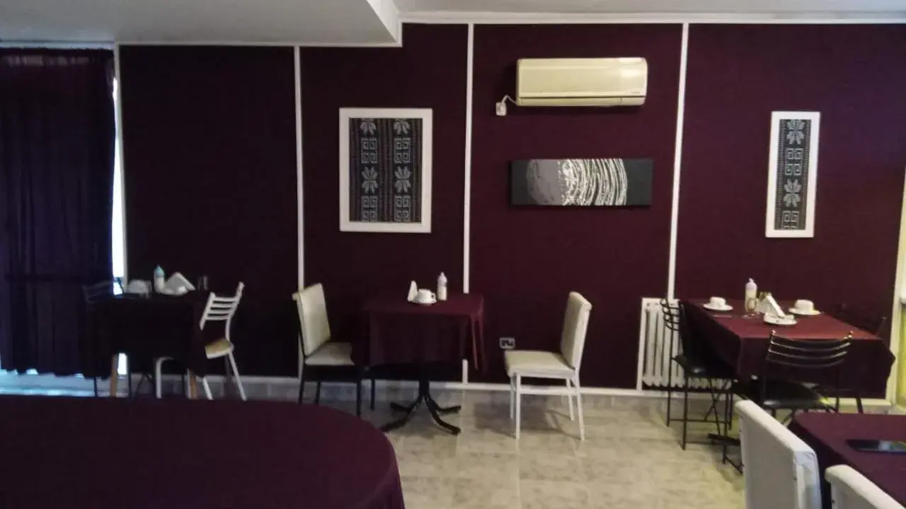 Restaurant/Places to Eat in hotel cronos