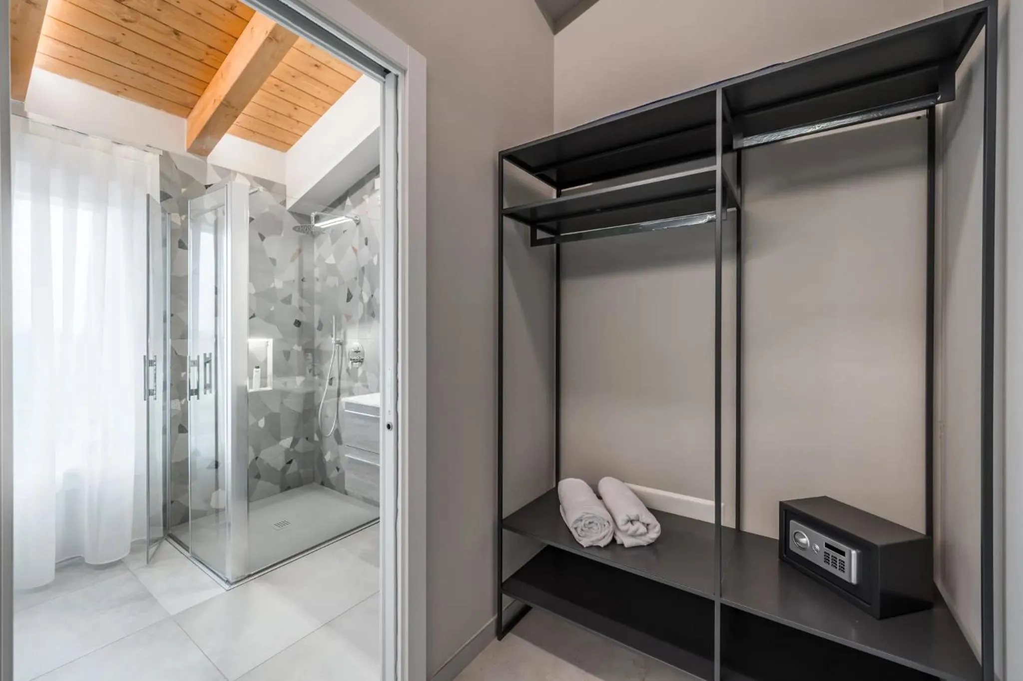 Shower, Bed in Borgo degli Ulivi