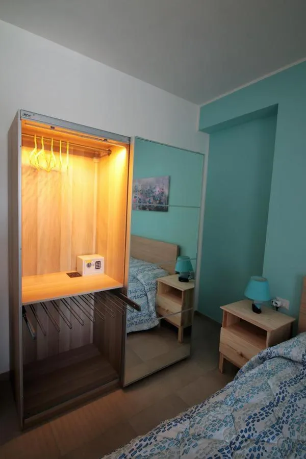 wardrobe in La Rosatea Rooms