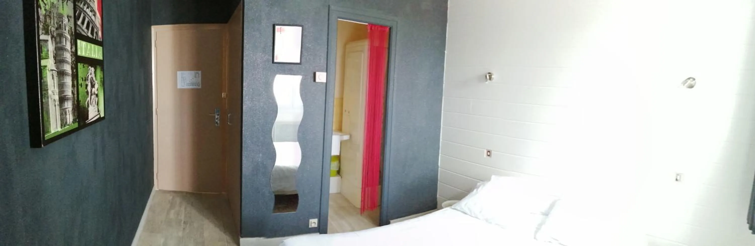 Bedroom in Les Voyageurs