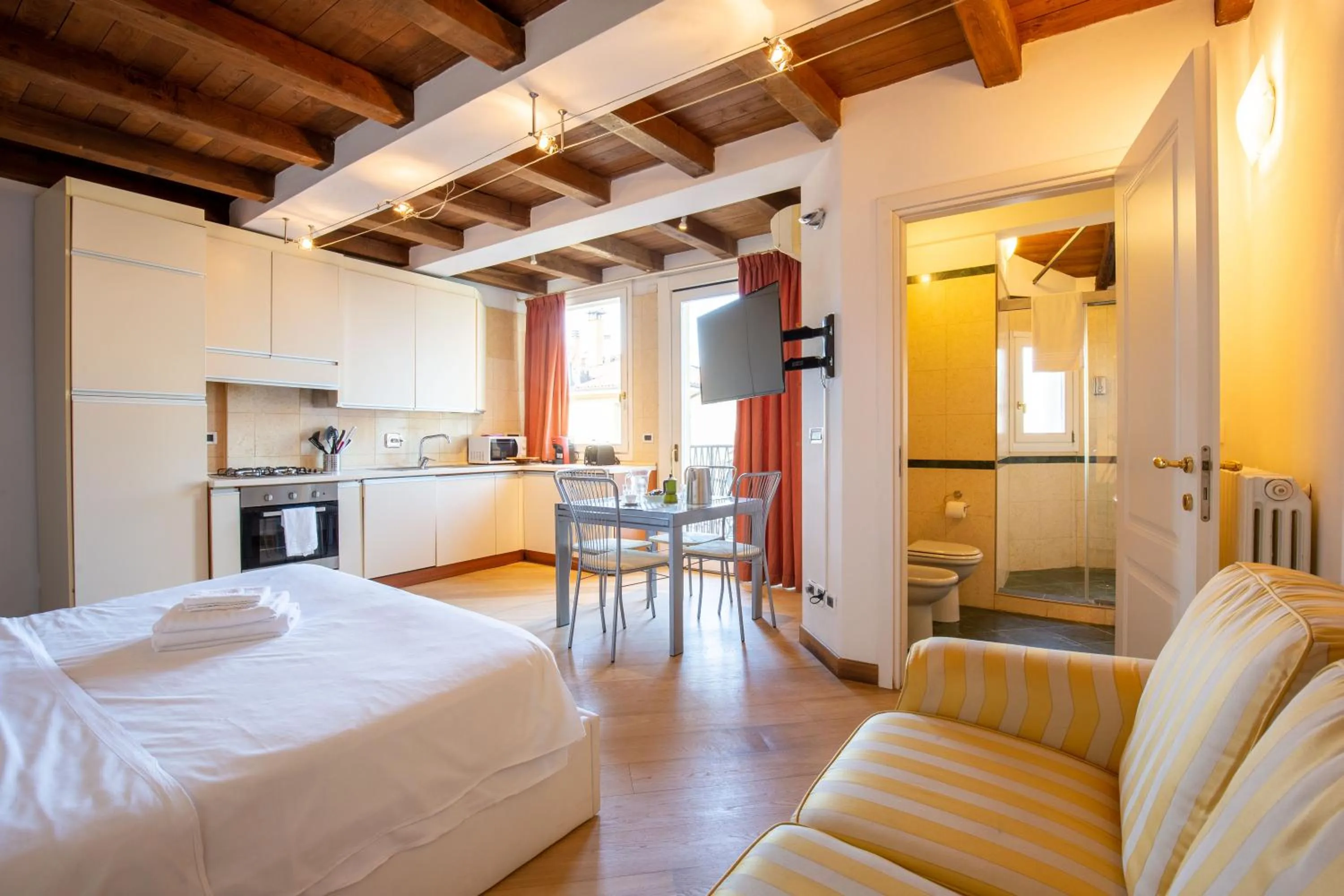 Bed in BolognaRoomscom - Santo Stefano Apartments