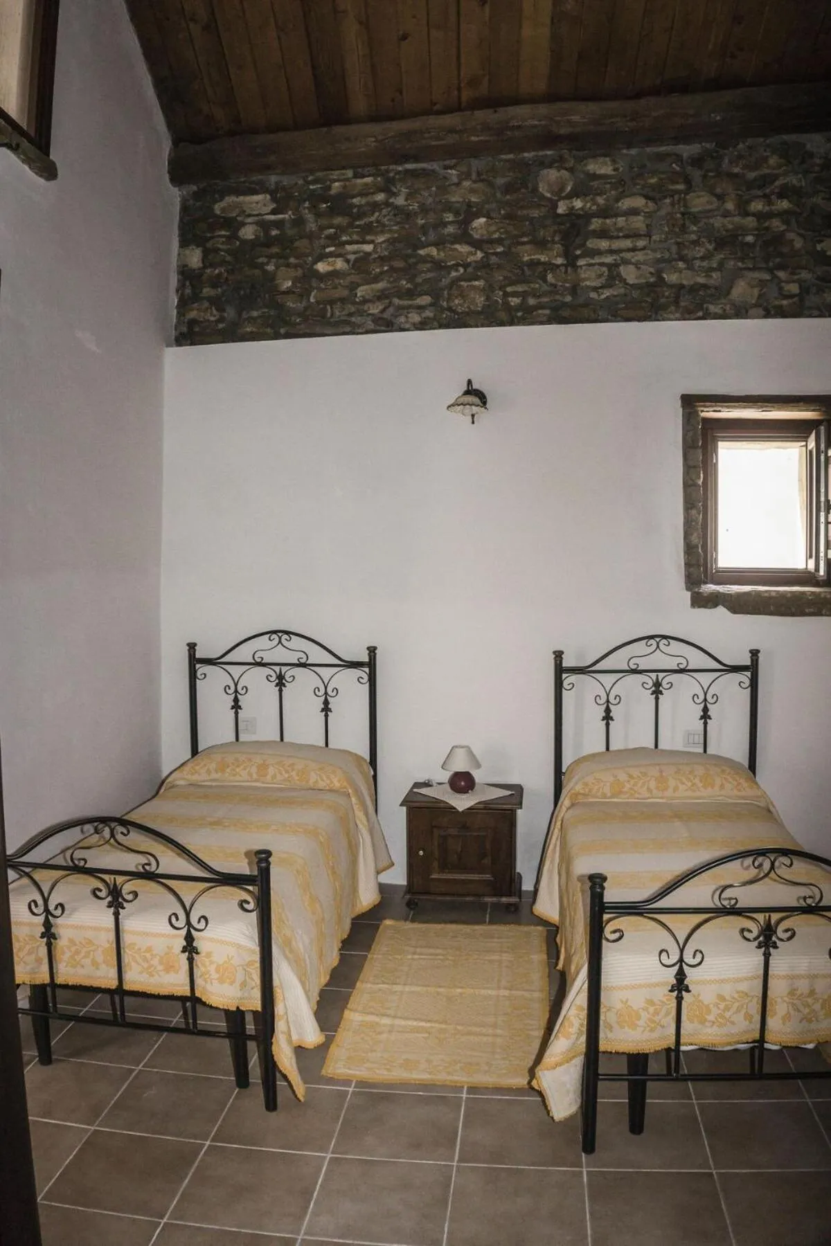 Bed in Albergo Diffuso Il Mandorlo