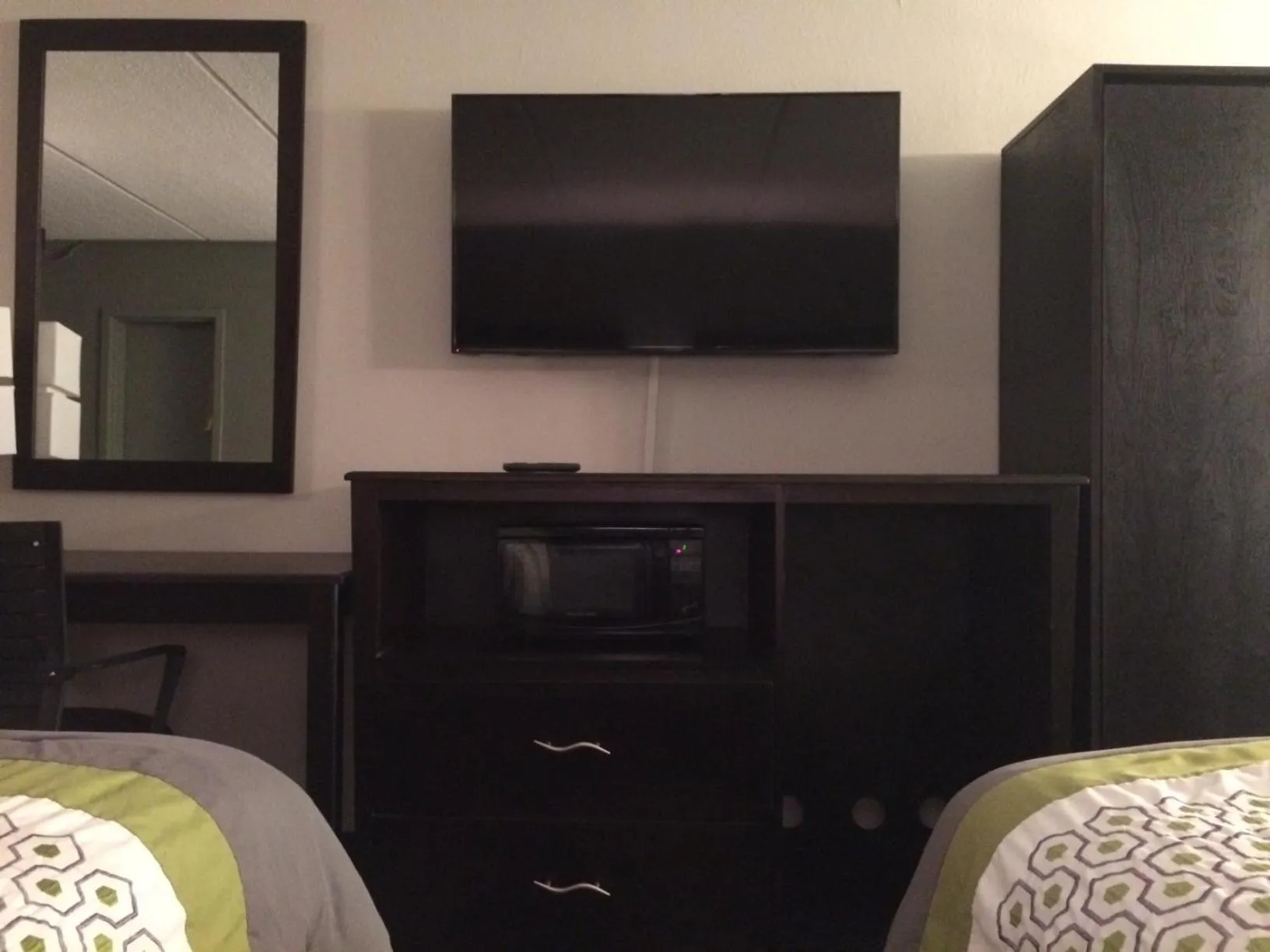 TV and multimedia in Lotus Inn and Suites Nashville