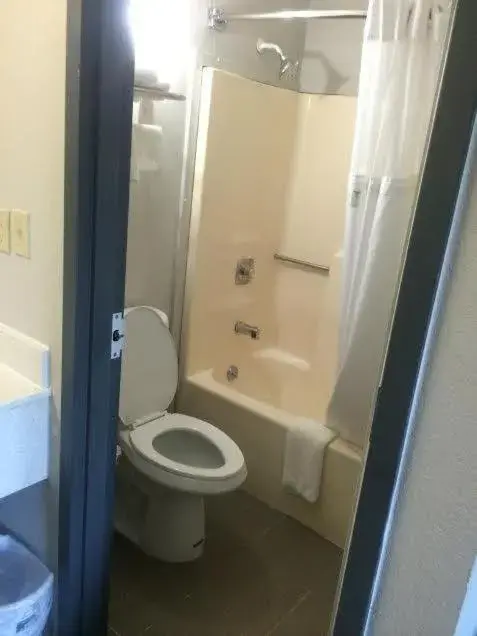 Bathroom in Lotus Inn and Suites Nashville Bathroom in Lotus Inn and Suites Nashville