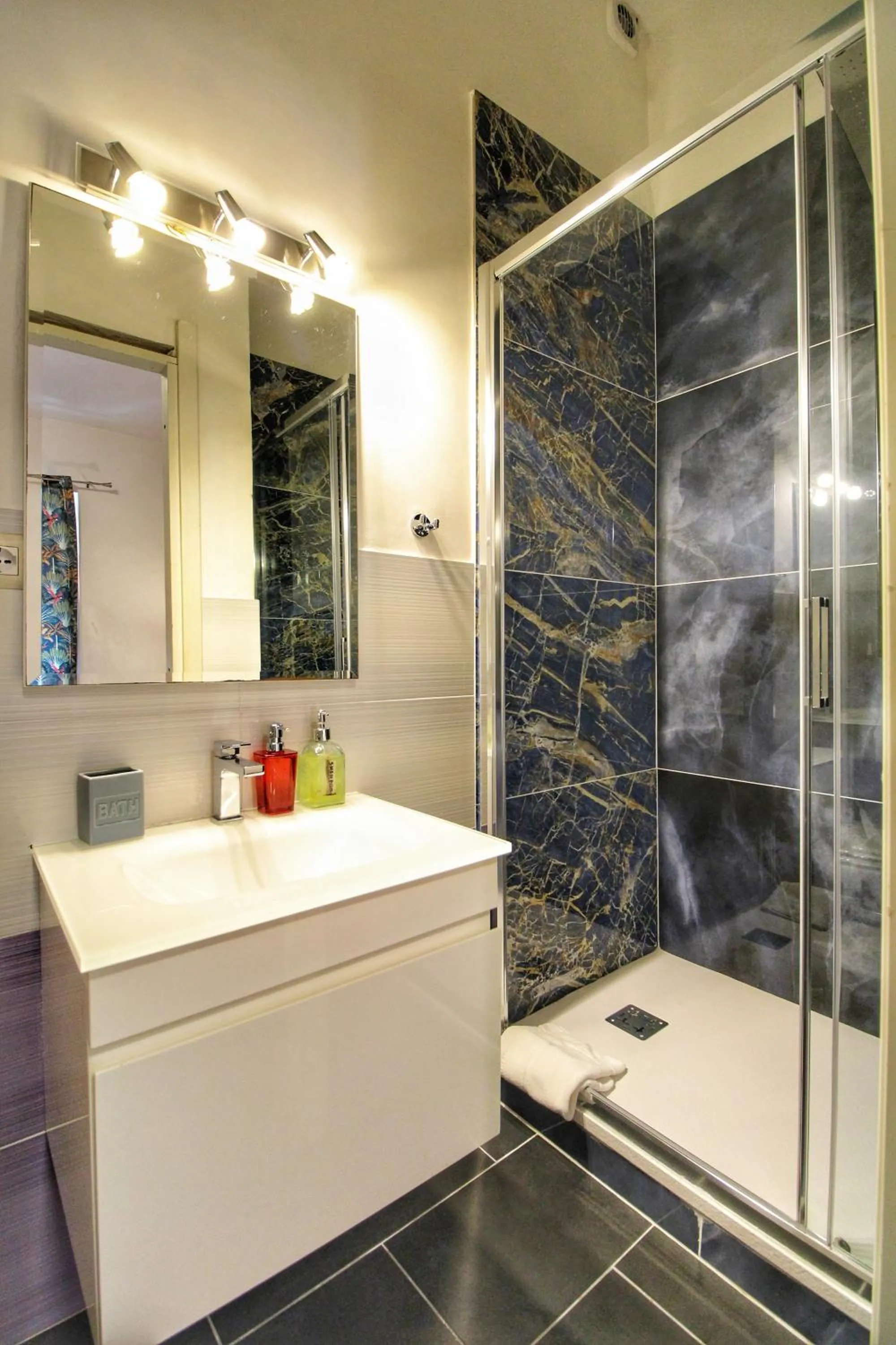 Shower in Gio' Suites