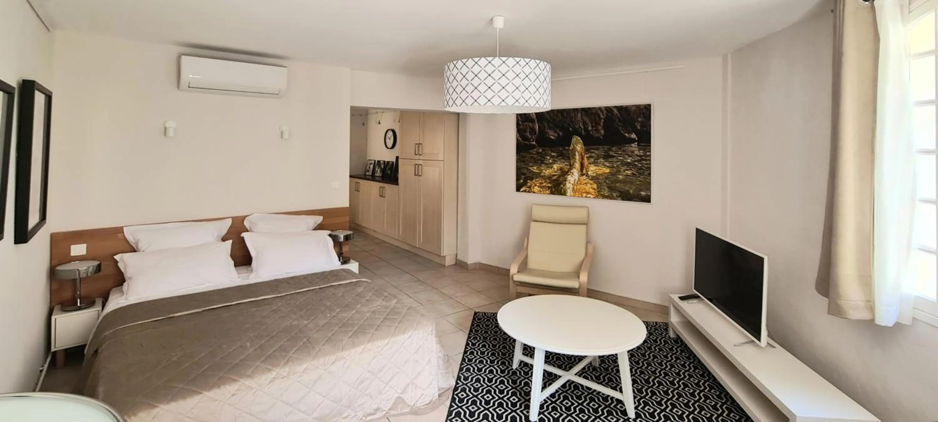 Photo of the whole room, Bed in La Résidence Arles Centre