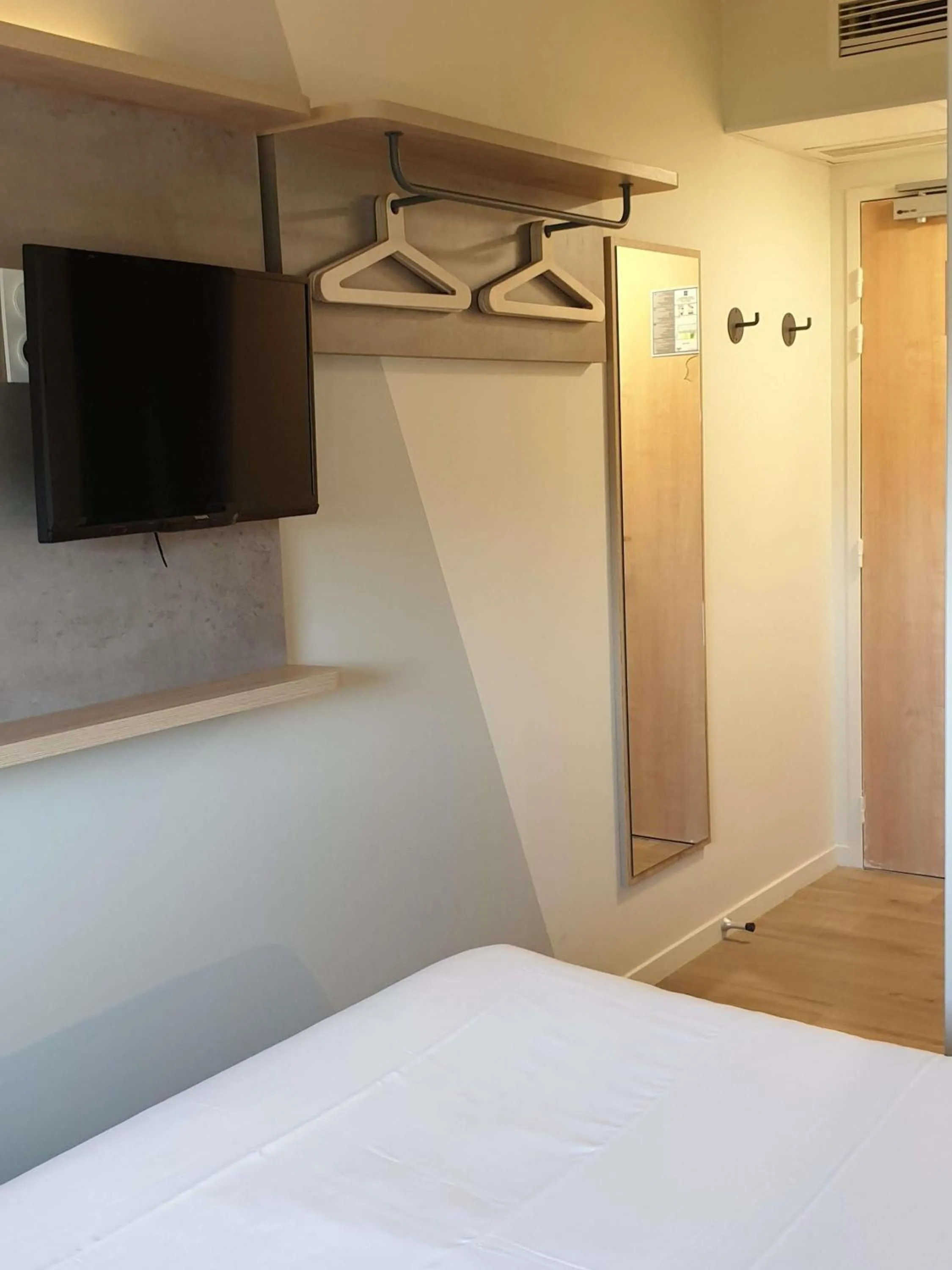 Bedroom, Bed in ibis budget Ciboure St-Jean-Luz