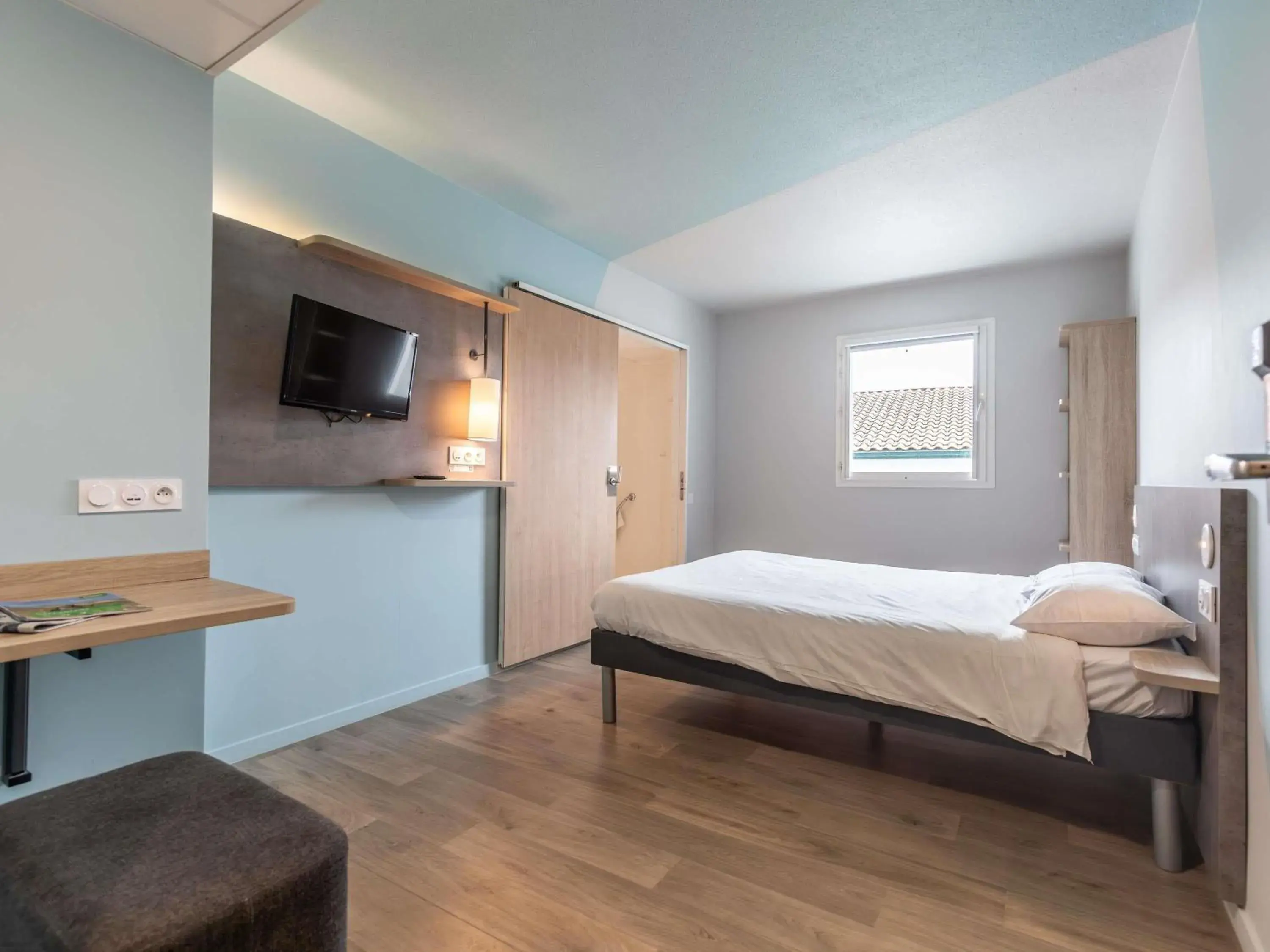 Bedroom, Bed in ibis budget Ciboure St-Jean-Luz Bedroom, Bed in ibis budget Ciboure St-Jean-Luz