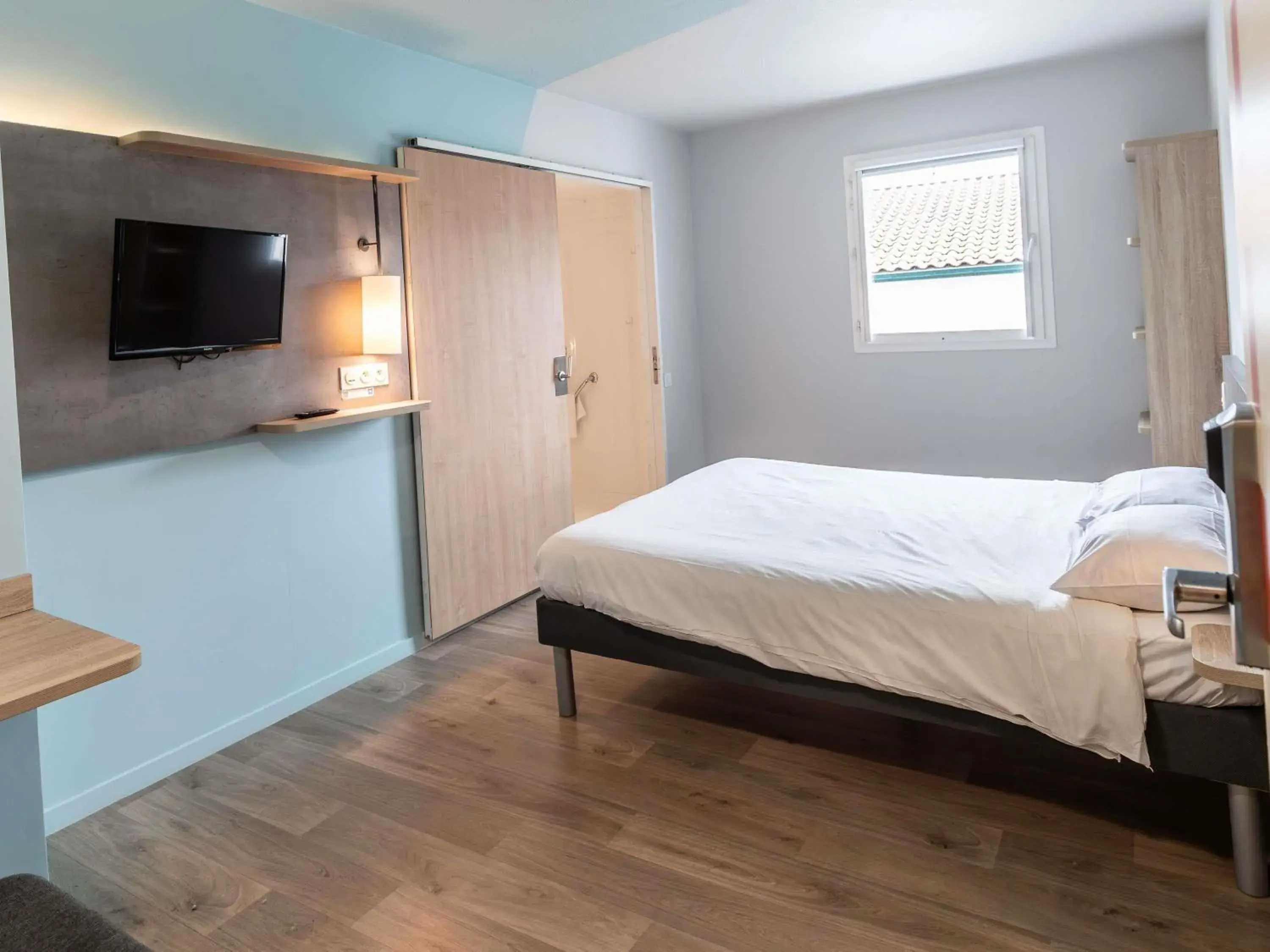 Bedroom, Bed in ibis budget Ciboure St-Jean-Luz Bedroom, Bed in ibis budget Ciboure St-Jean-Luz