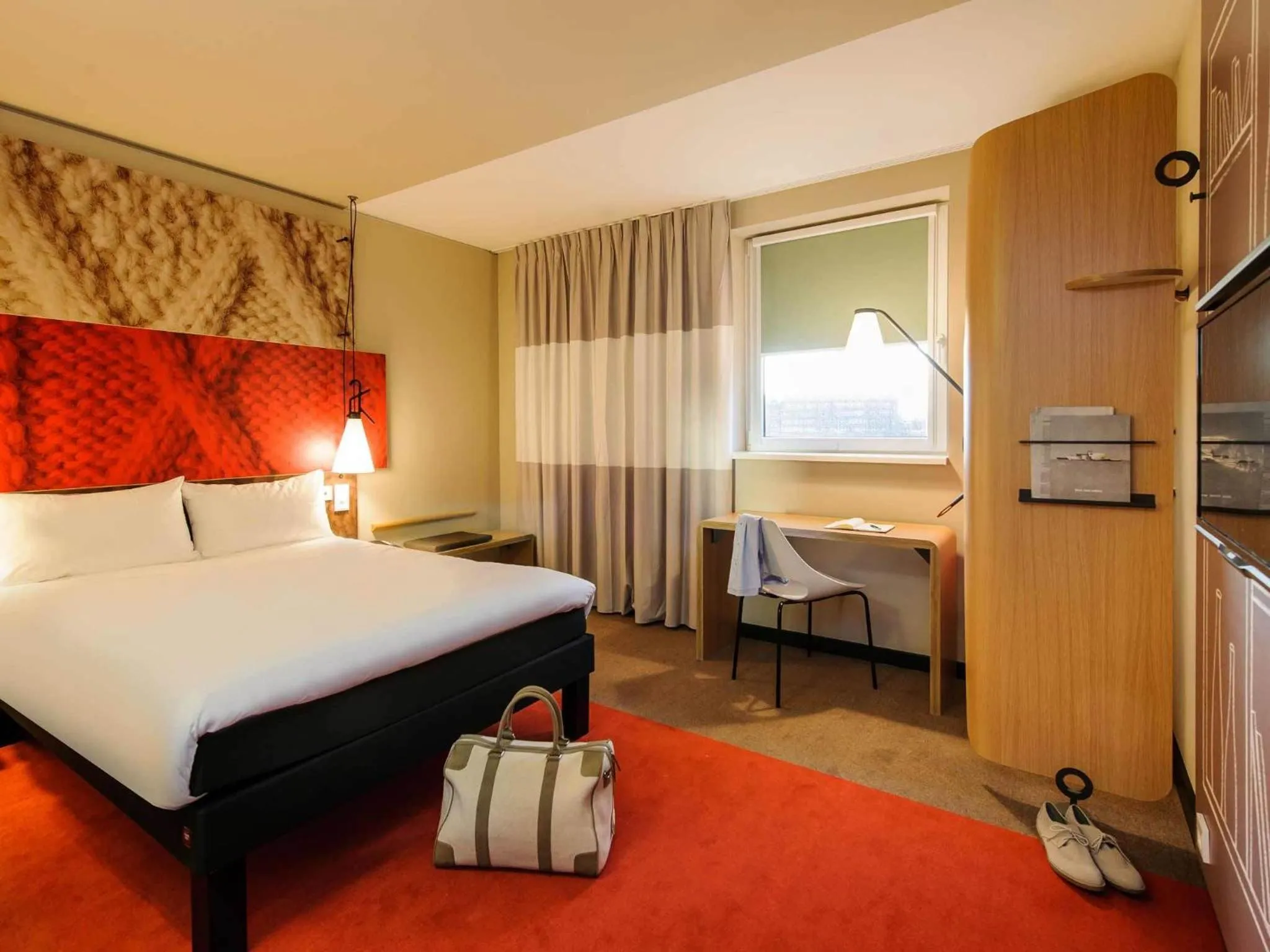 Day, Bed in Ibis Hamburg City