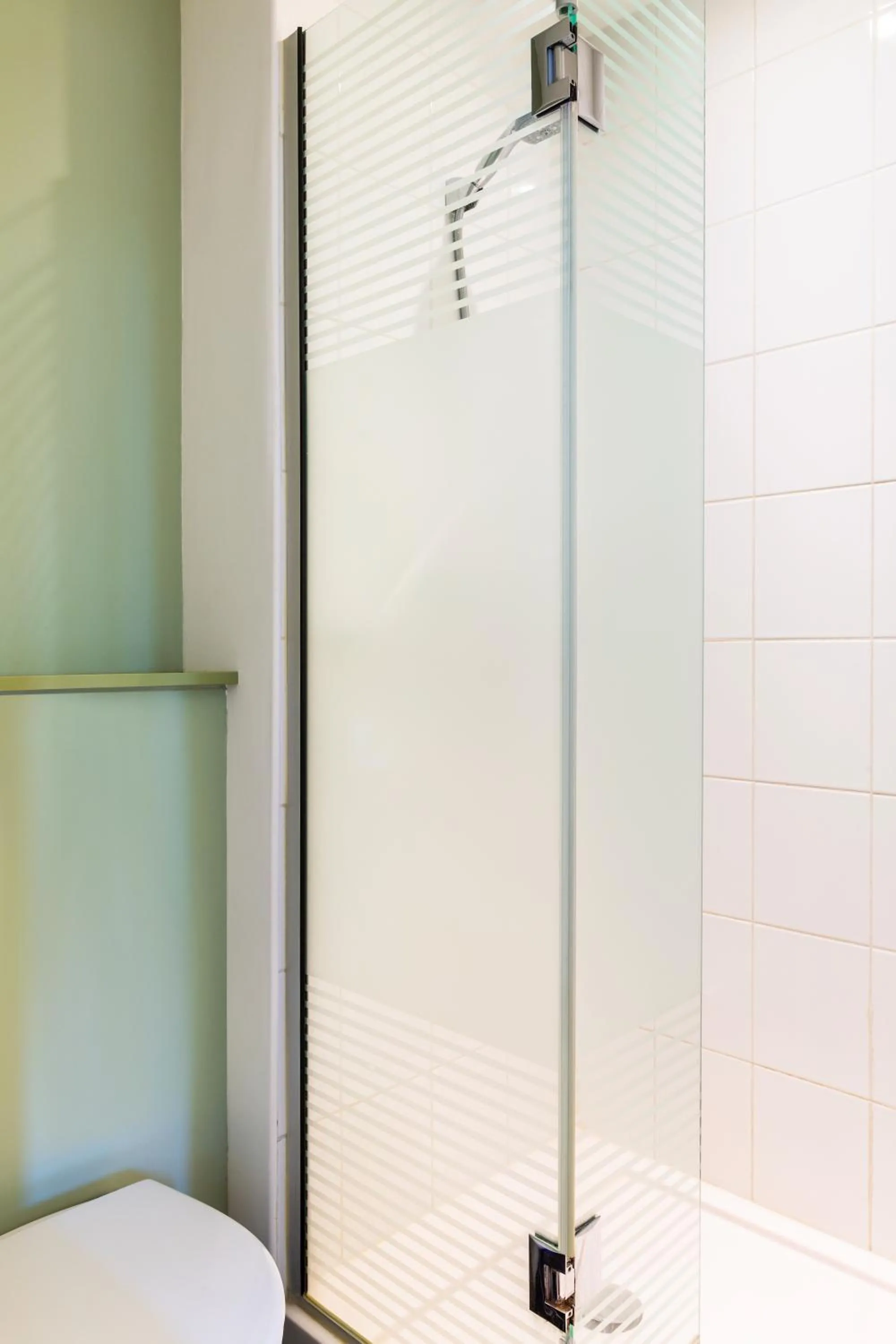 Shower in ibis budget Bordeaux Sud