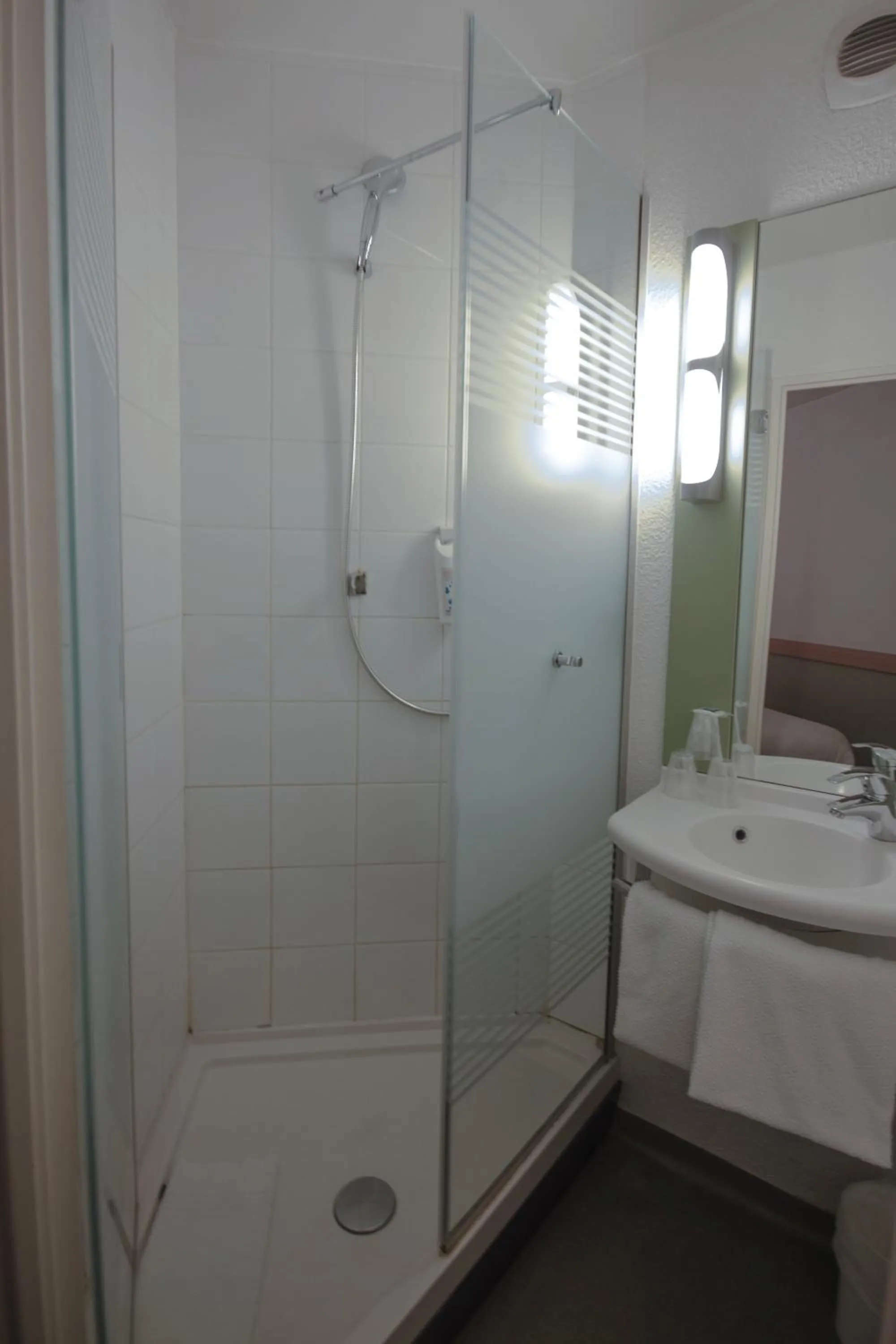 Bathroom in ibis budget Bordeaux Sud