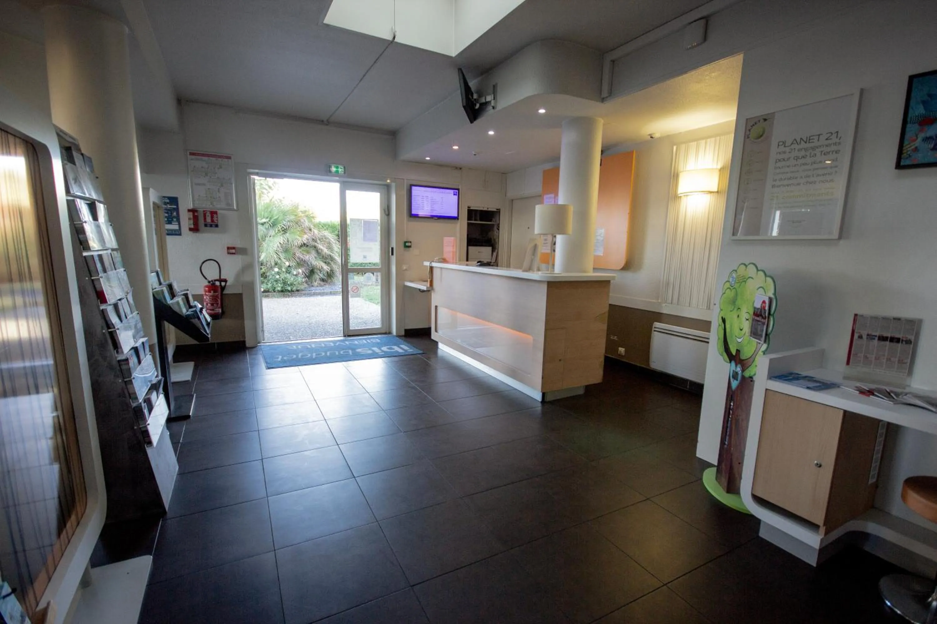 Lobby or reception in ibis budget Bordeaux Sud