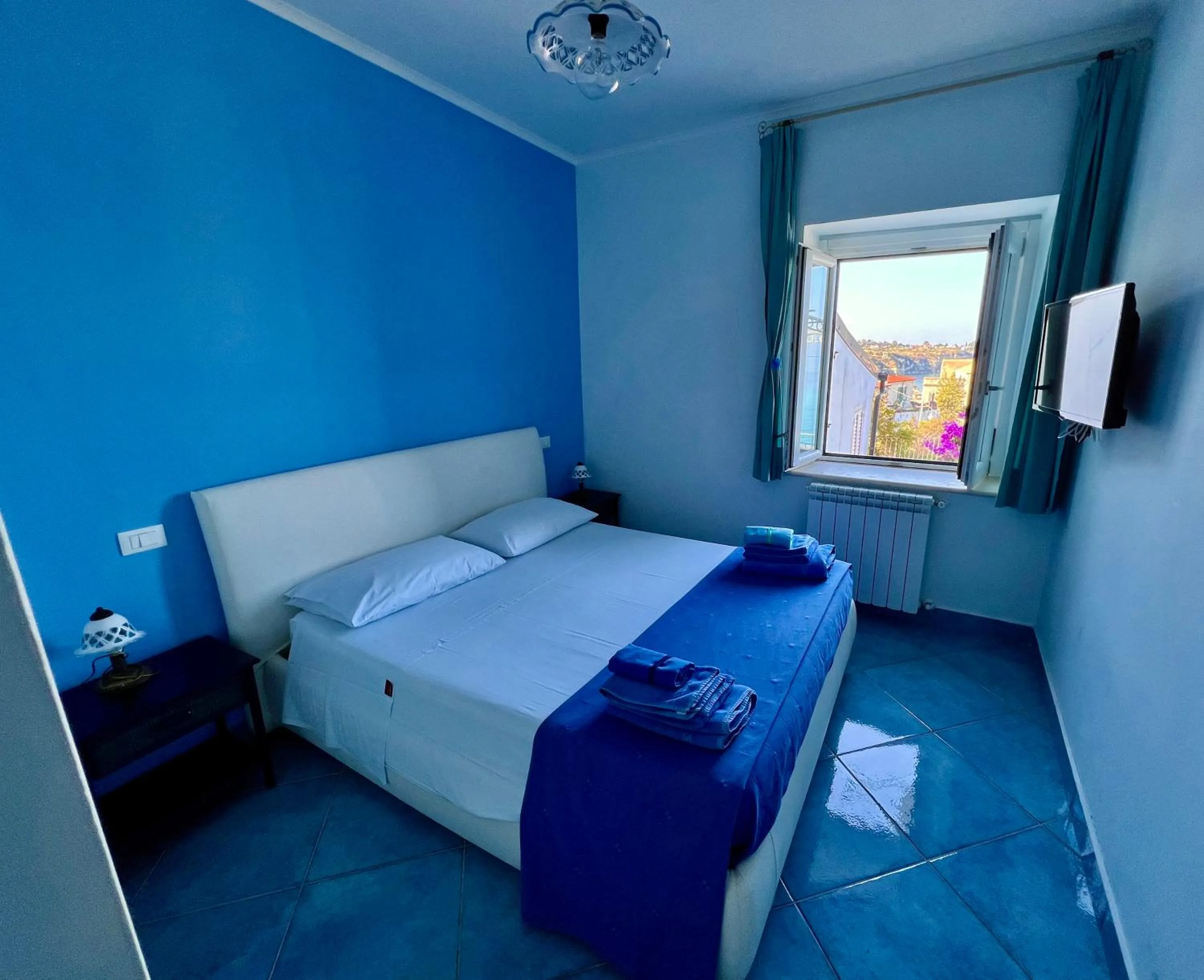 Summer, Bed in Bella Tropea Suite