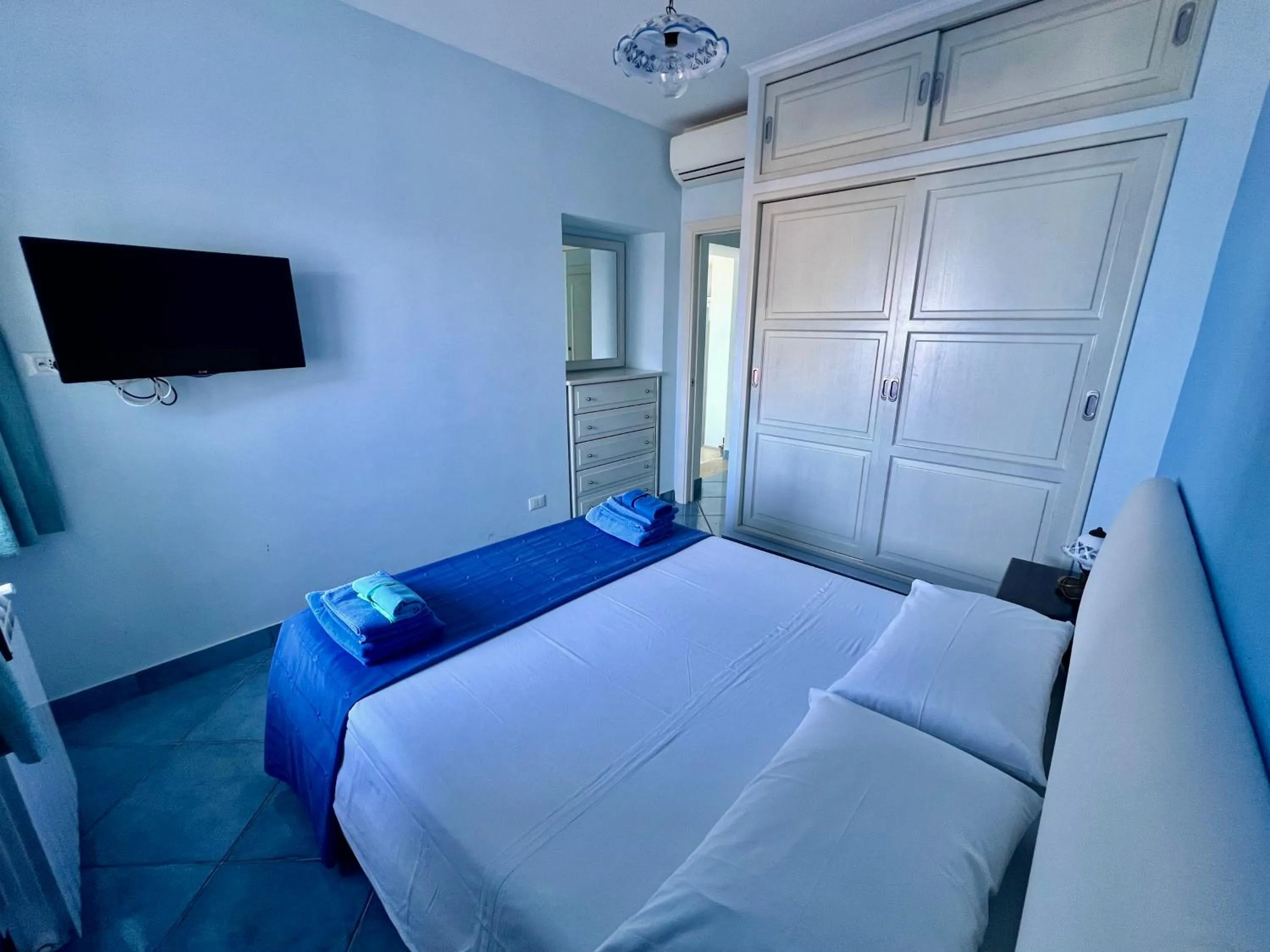 TV and multimedia, Bed in Bella Tropea Suite