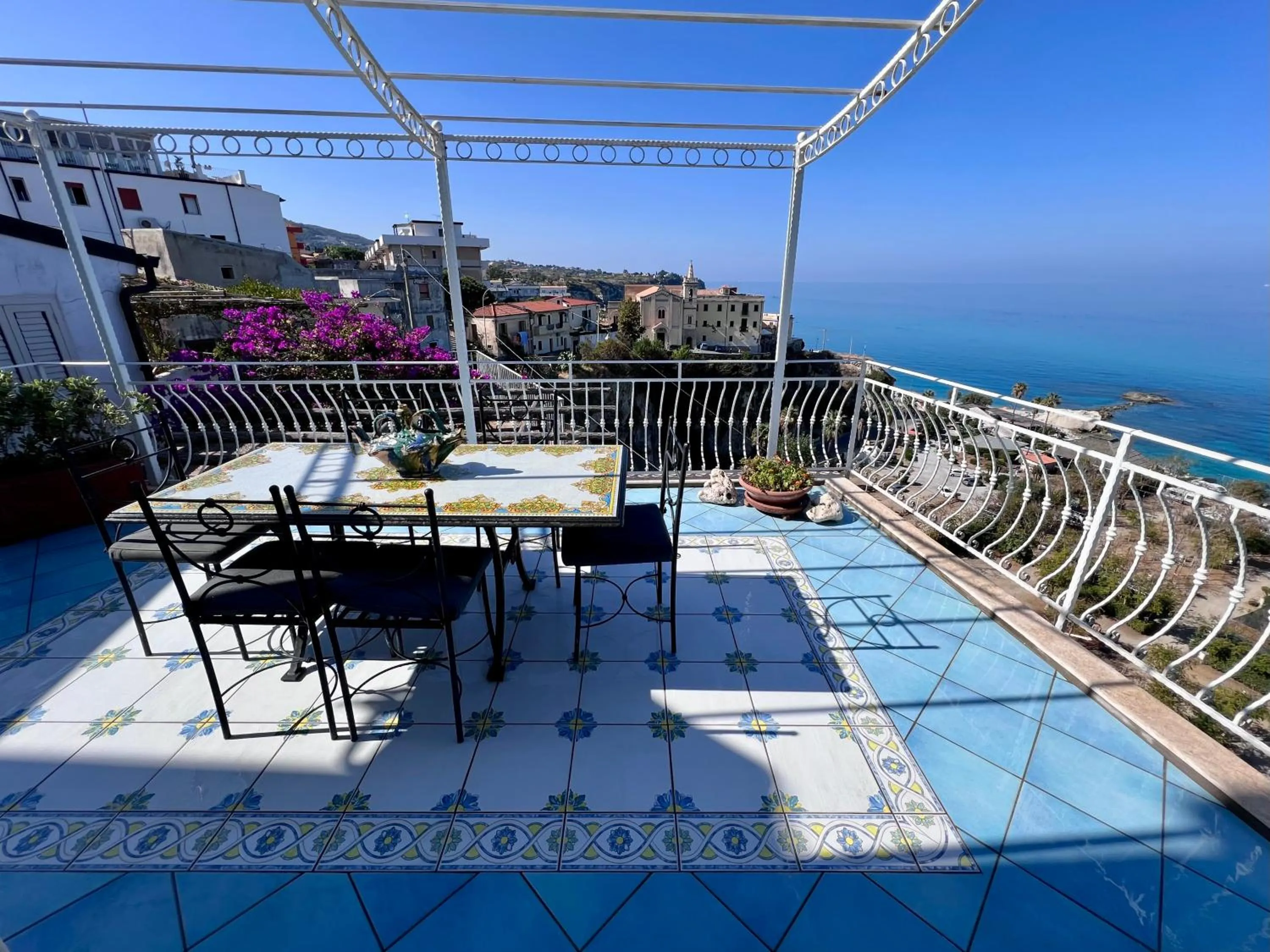 Summer in Bella Tropea Suite