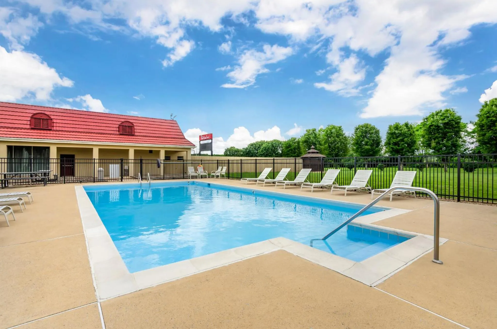 Swimming pool in Red Roof Inn Staunton