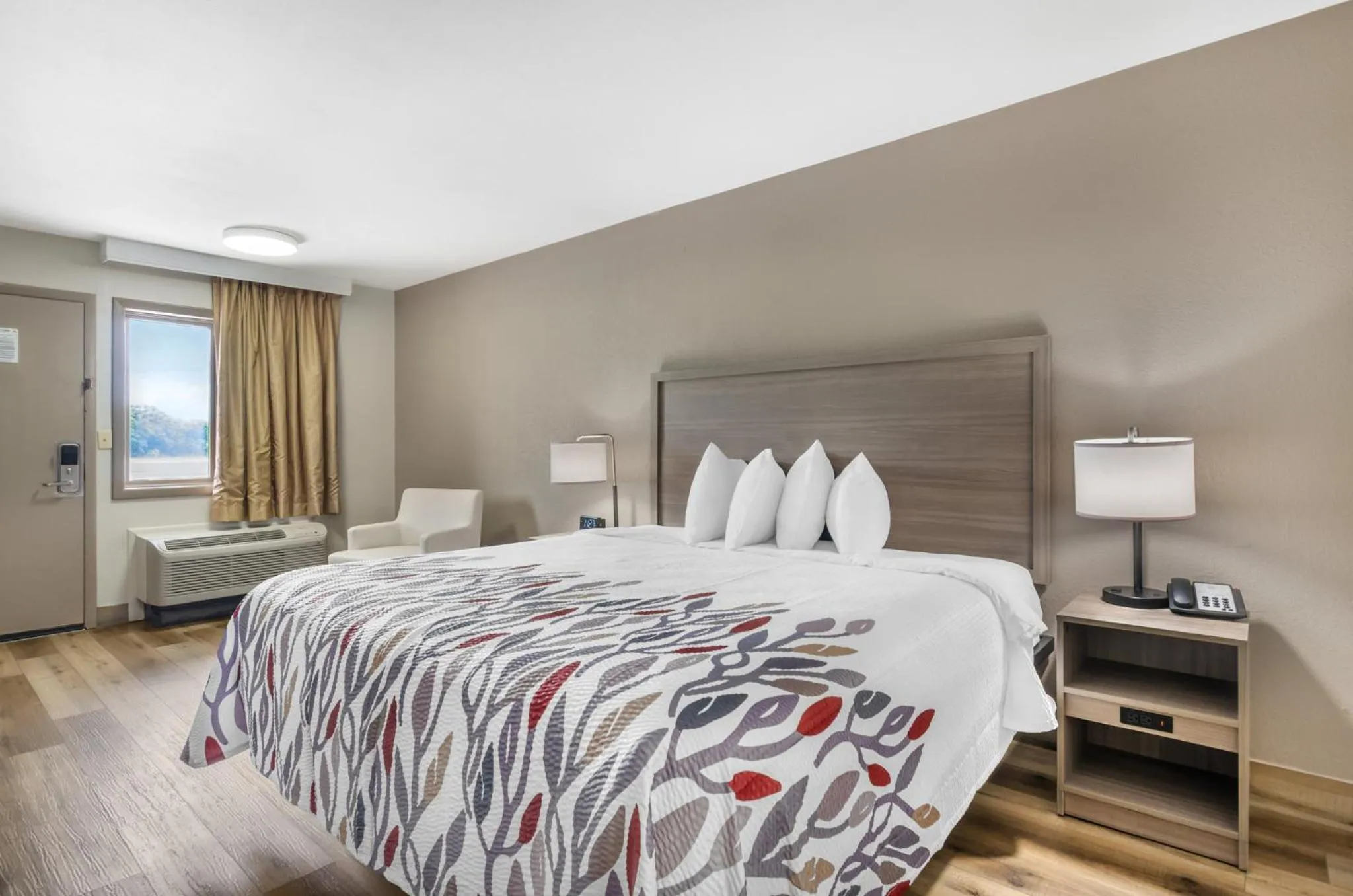 Bedroom, Bed in Red Roof Inn Staunton