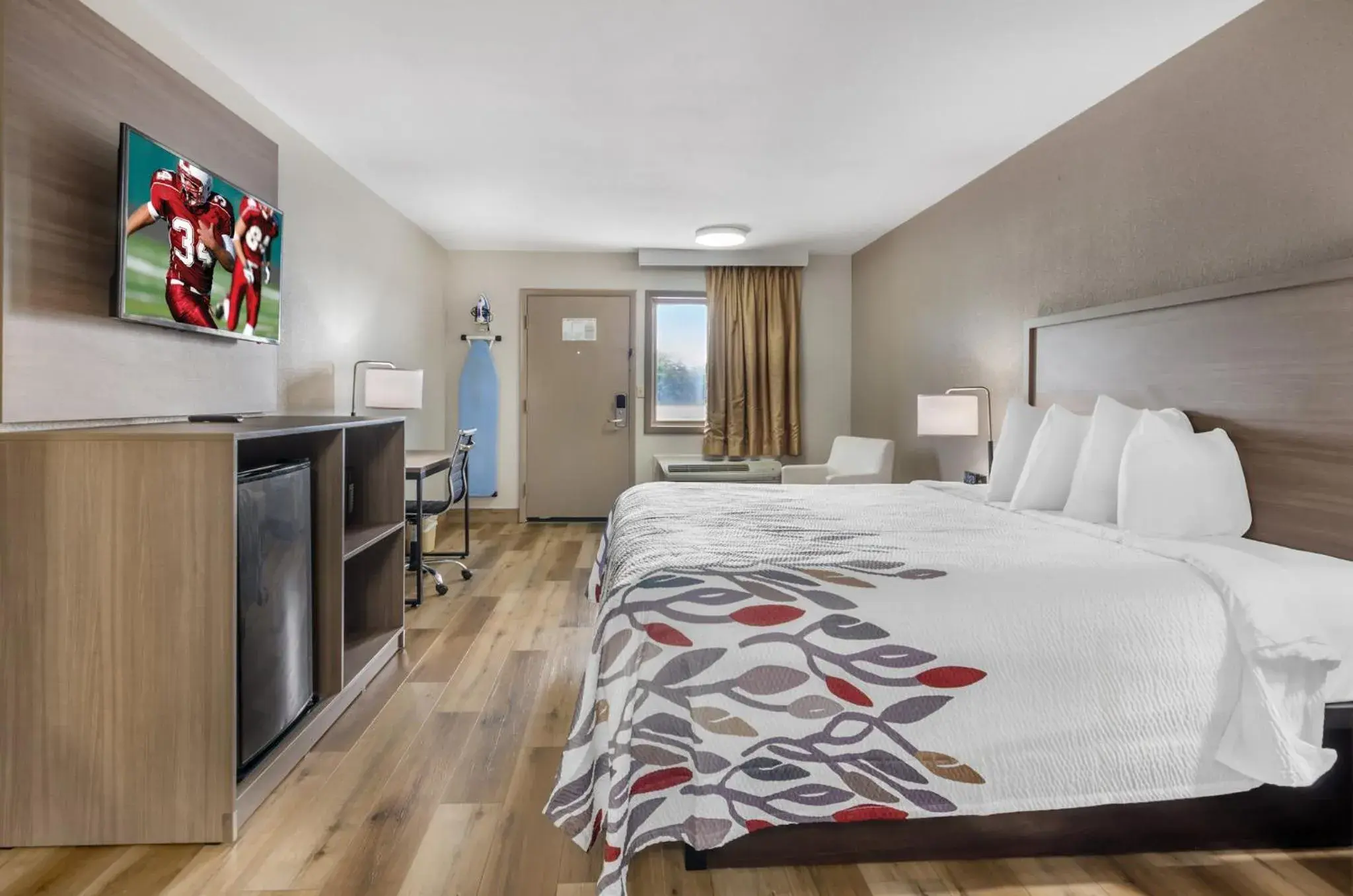 Superior King Room Non-Smoking in Red Roof Inn Staunton Superior King Room Non-Smoking in Red Roof Inn Staunton