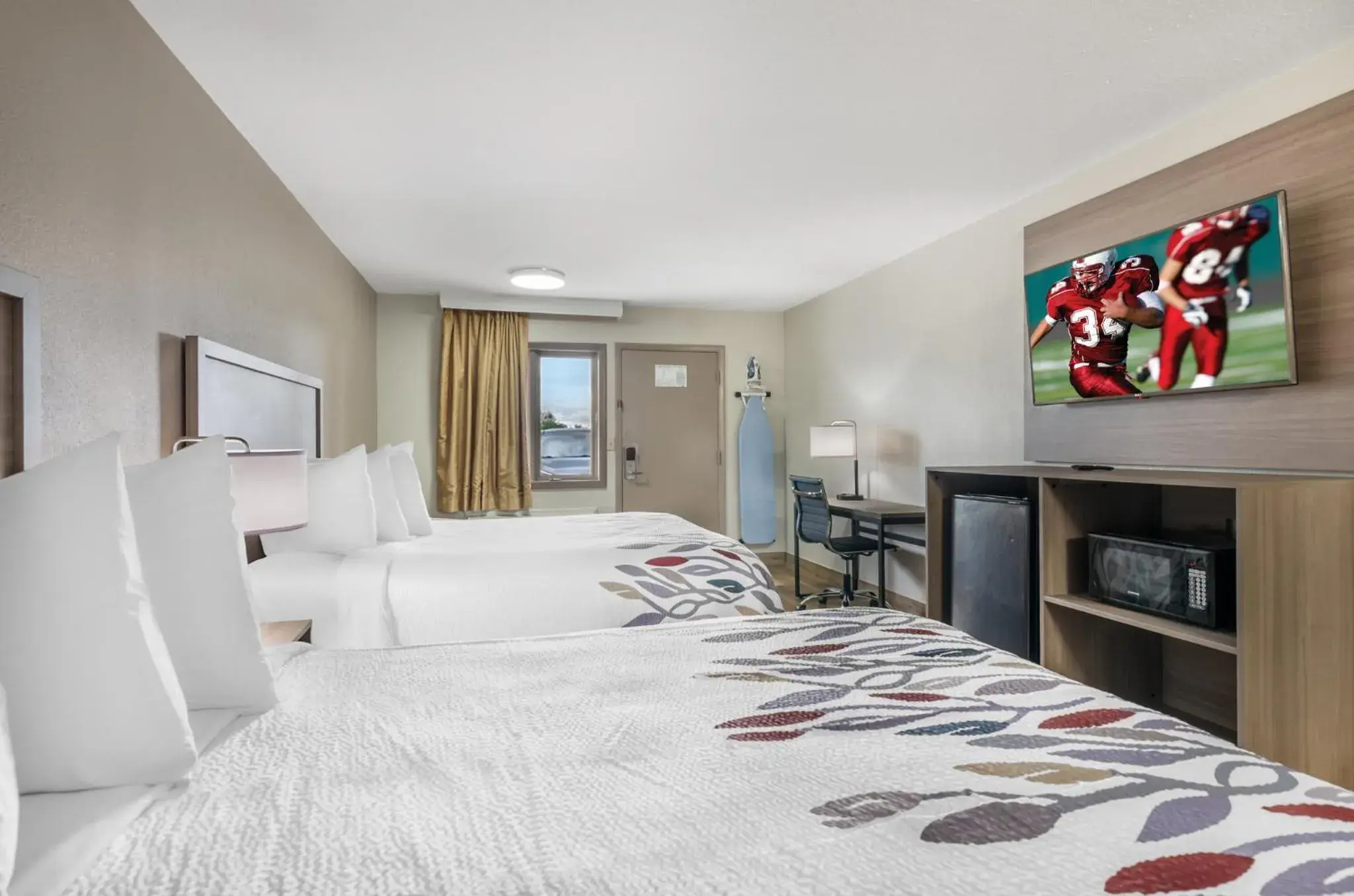 Superior Room with Two Queen Beds Smoking in Red Roof Inn Staunton Superior Room with Two Queen Beds Smoking in Red Roof Inn Staunton