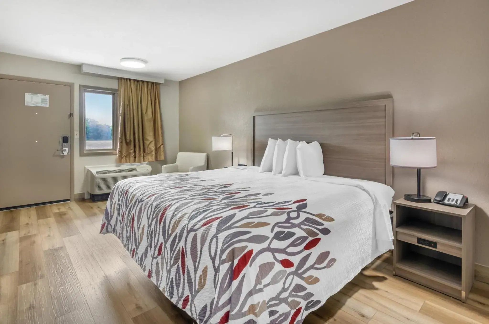 Superior King Room Disability Access Roll-In Shower Non-Smoking in Red Roof Inn Staunton Superior King Room Disability Access Roll-In Shower Non-Smoking in Red Roof Inn Staunton