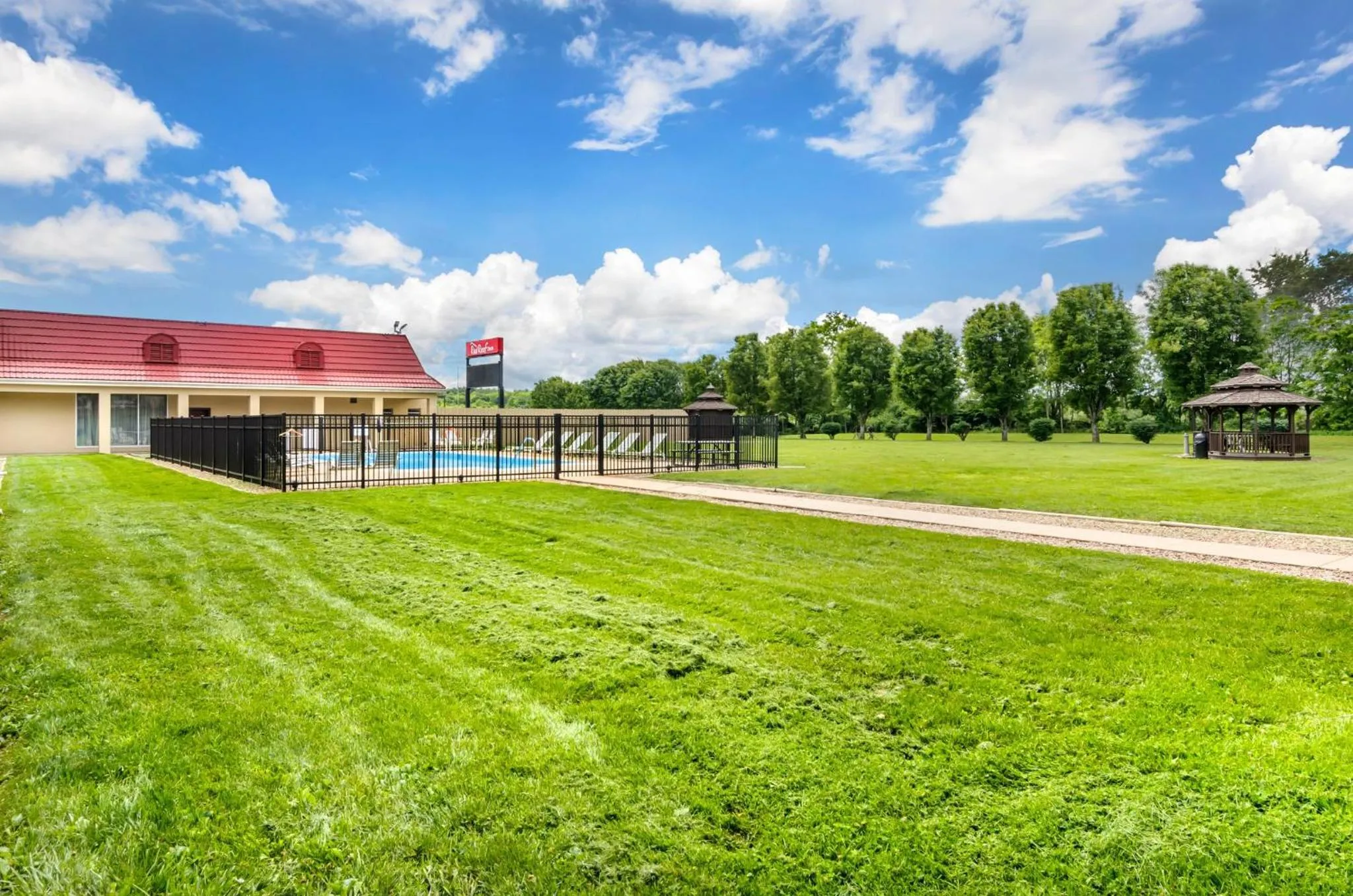 Inner courtyard view in Red Roof Inn Staunton