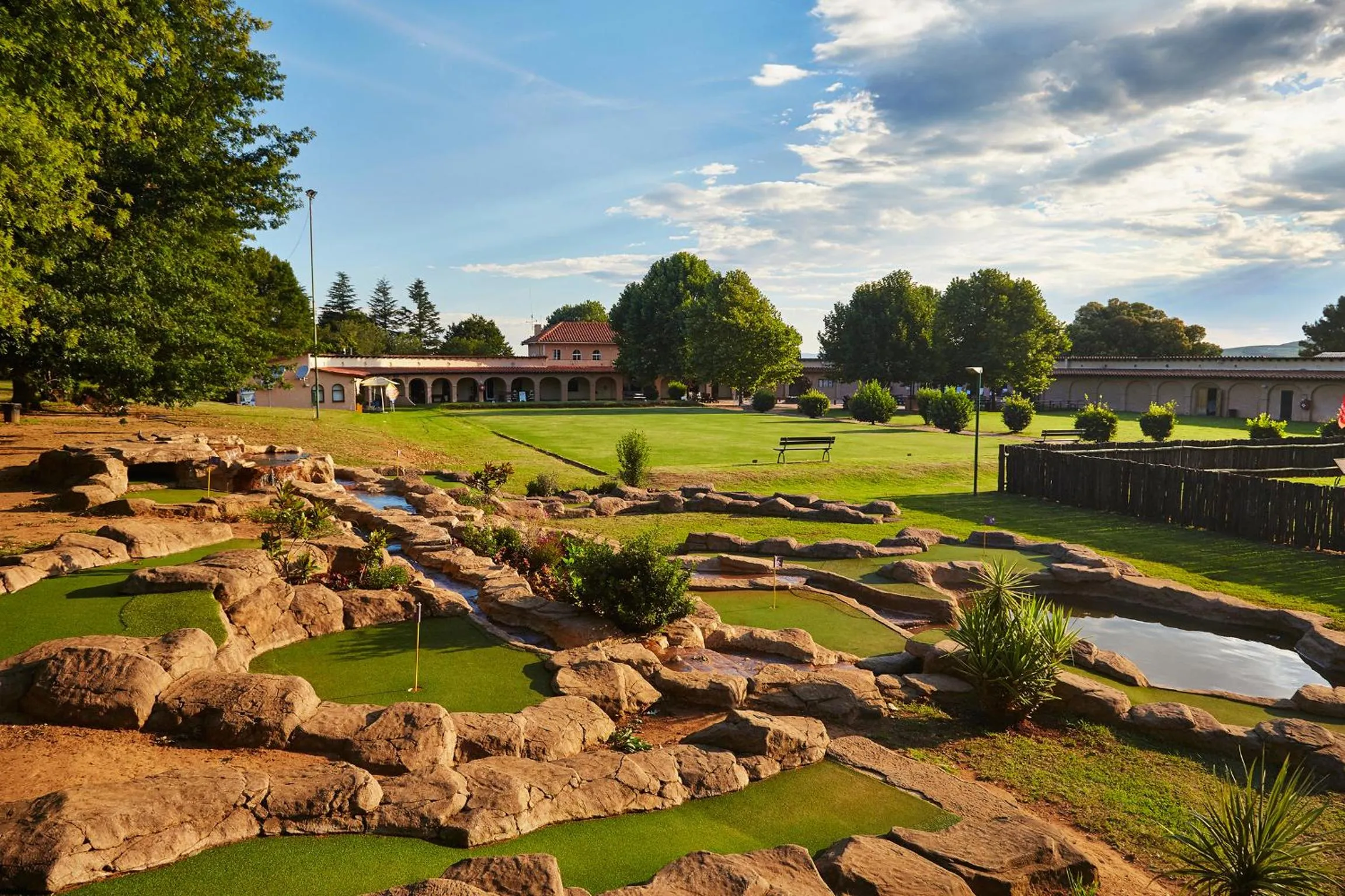Minigolf in First Group Midlands Saddle and Trout