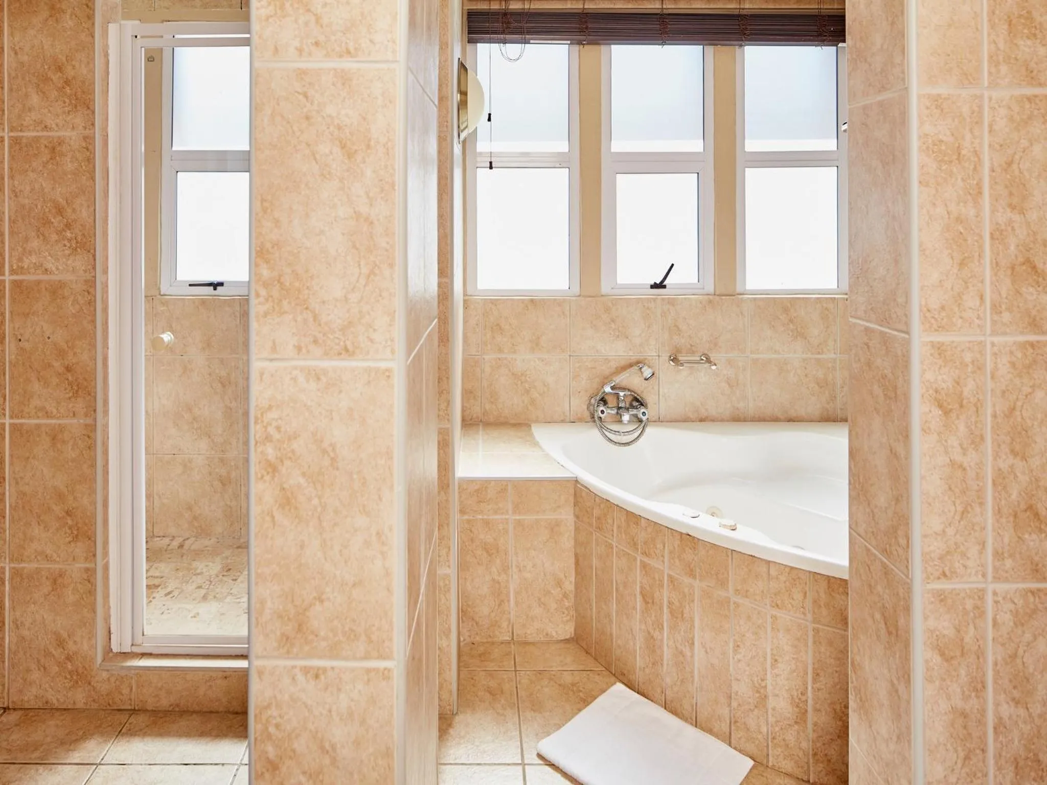 Shower in First Group Midlands Saddle and Trout