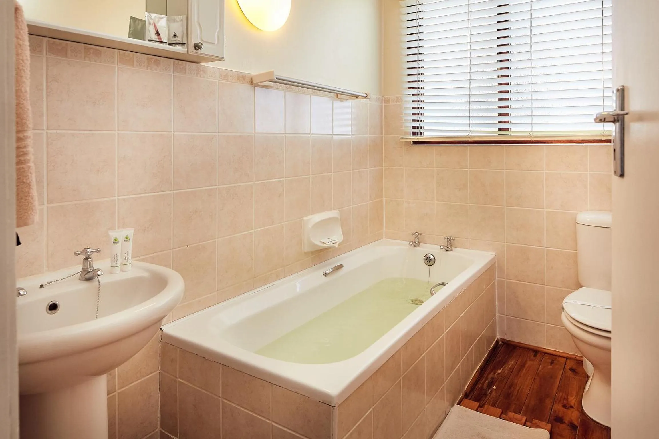 Bathroom in First Group Kowie River Chalets