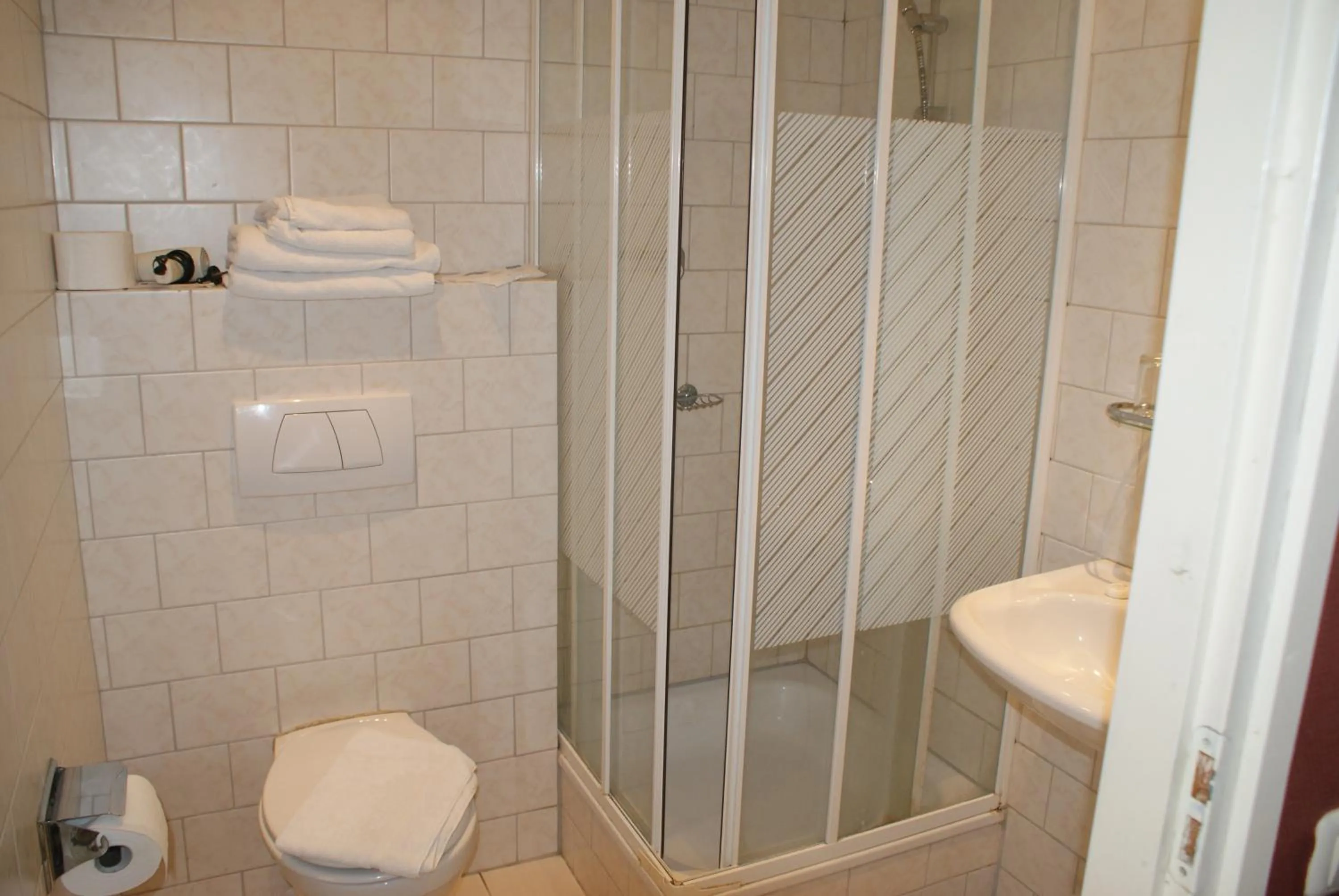 Shower in Hotel le Bonheur