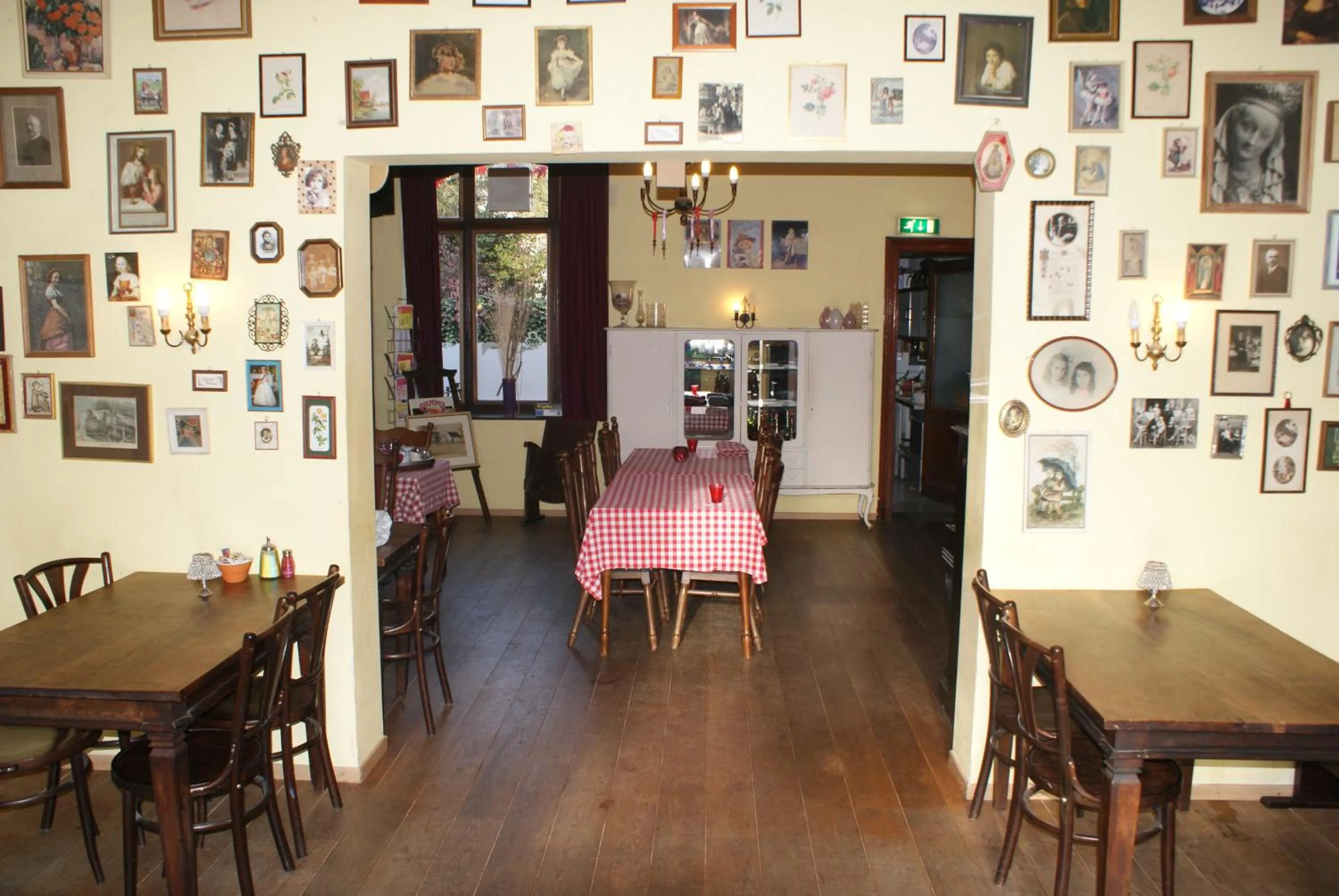 Restaurant/places to eat in Hotel le Bonheur