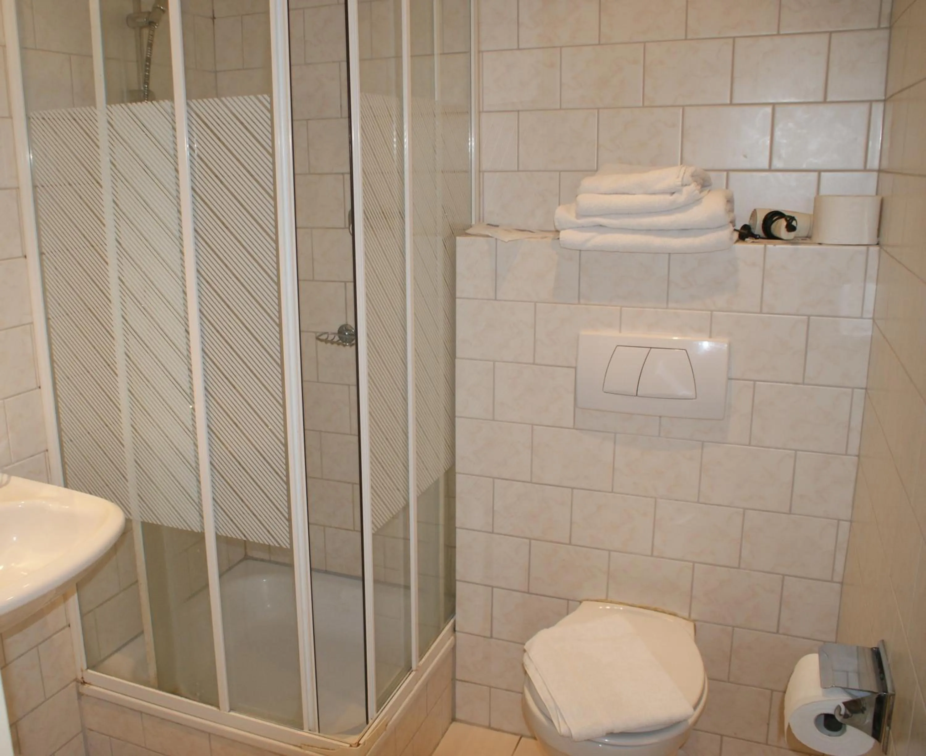 Shower in Hotel le Bonheur