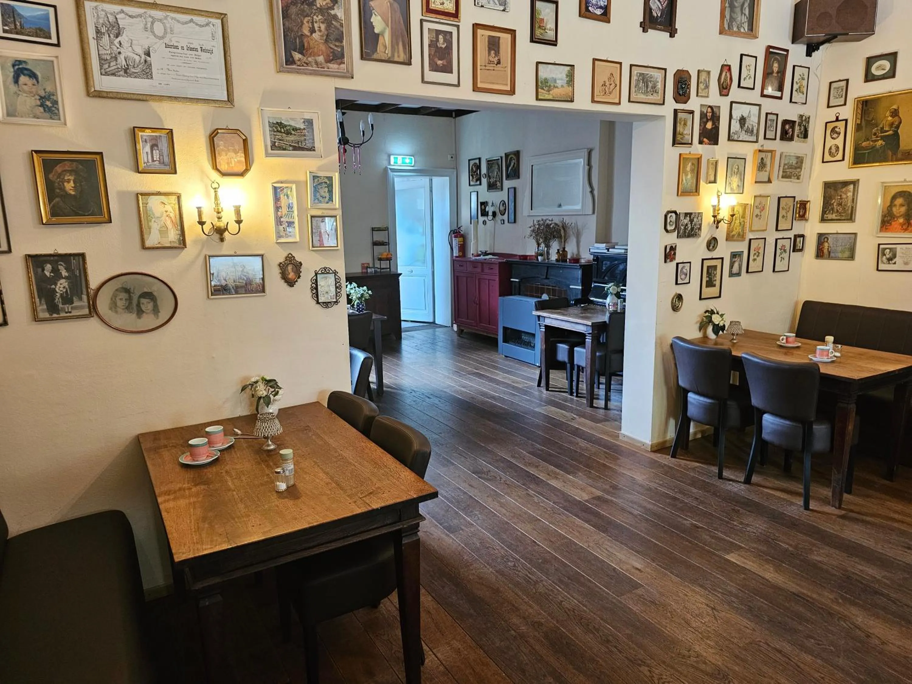 Restaurant/places to eat in Hotel le Bonheur