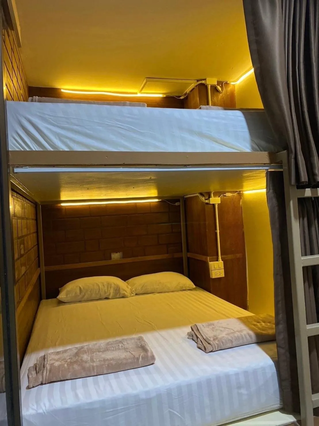 Bedroom, Bed in LONGDOO Hostel