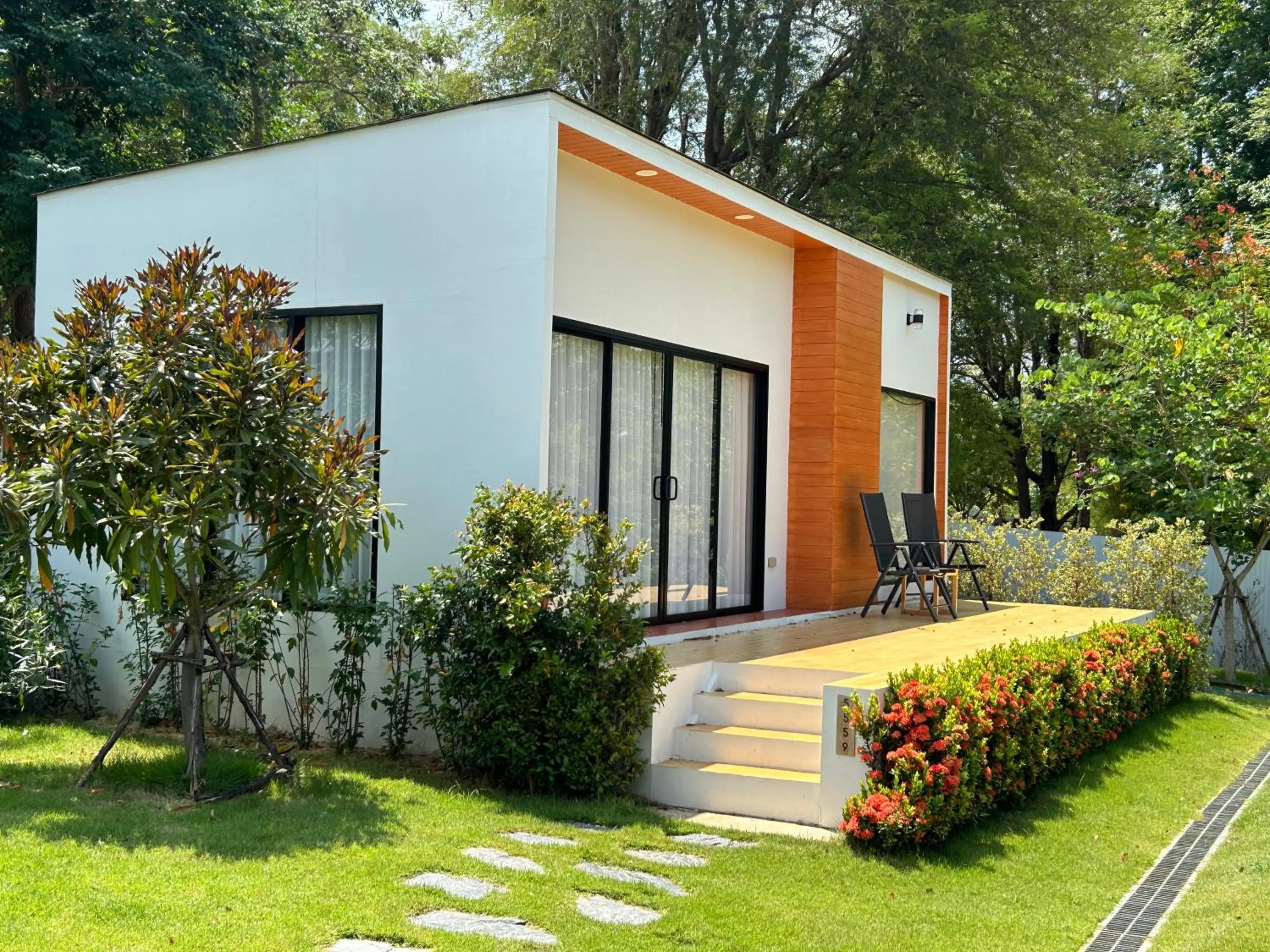 Property building in Rakmak Kan Resort & Cafe