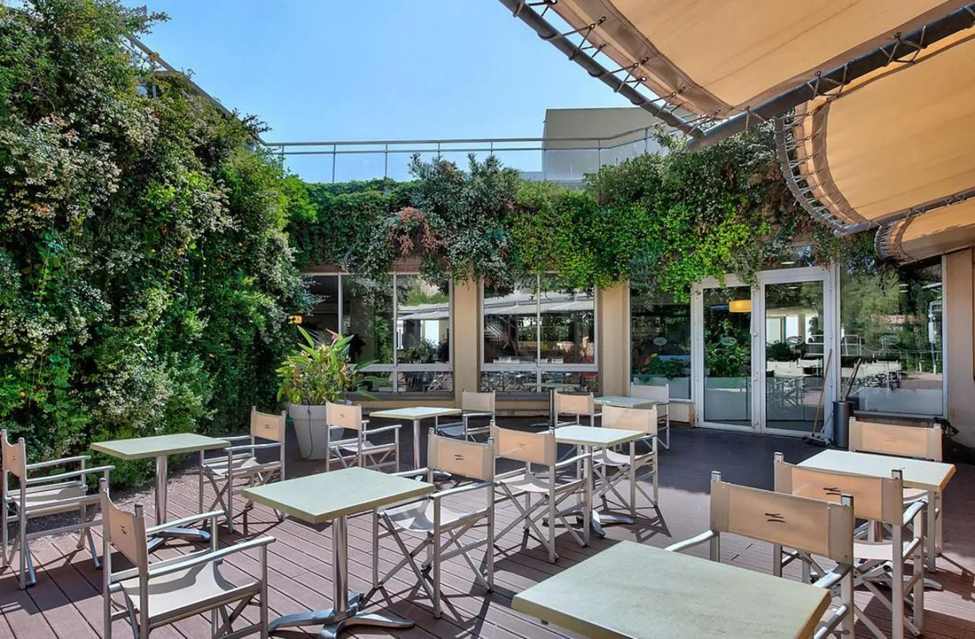 Patio in Hôtel Club la Font des Horts