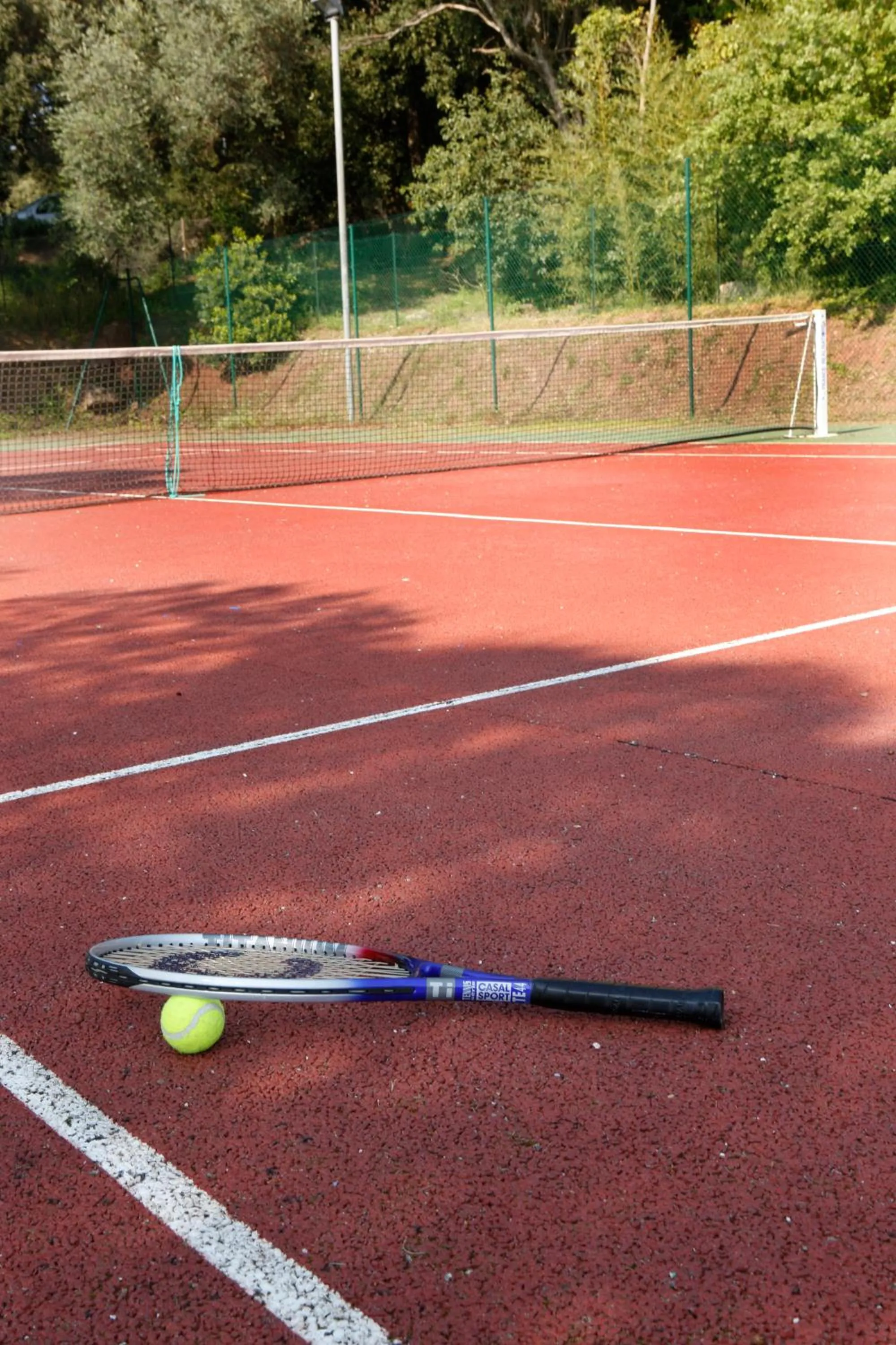 Tennis court in Hôtel Club la Font des Horts