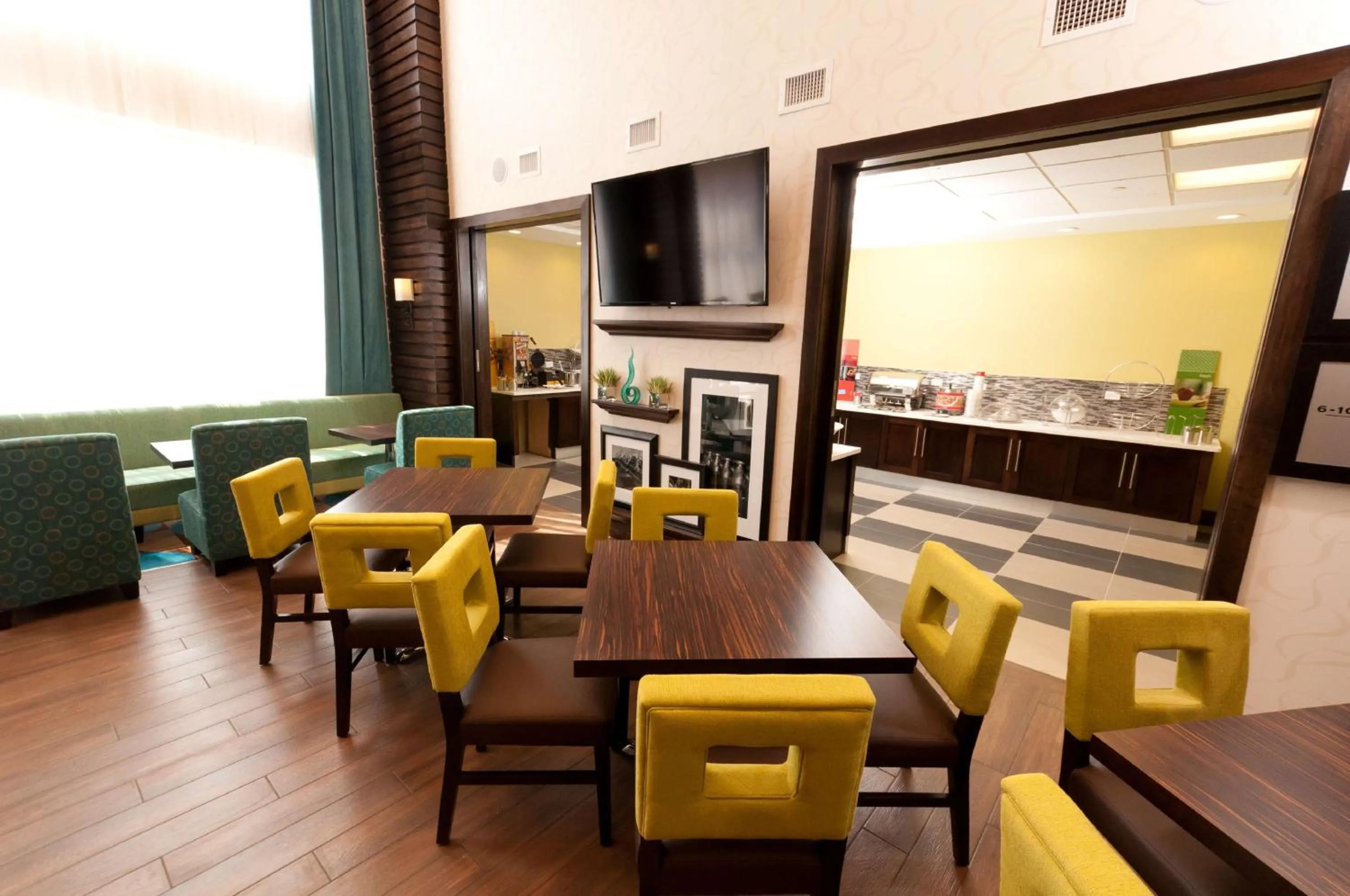 Dining area in Hampton Inn & Suites East Gate Regina