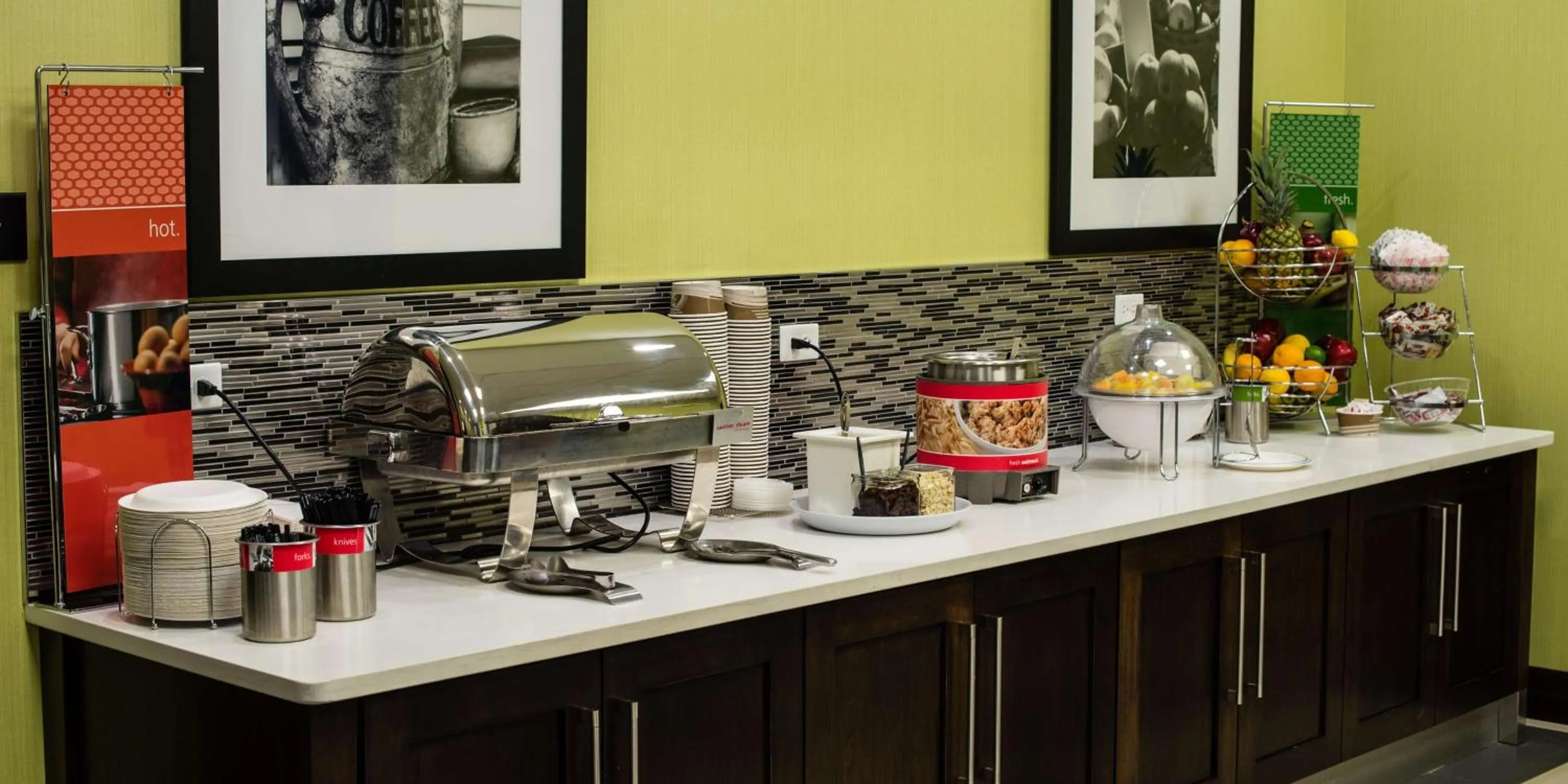 Dining area in Hampton Inn & Suites East Gate Regina