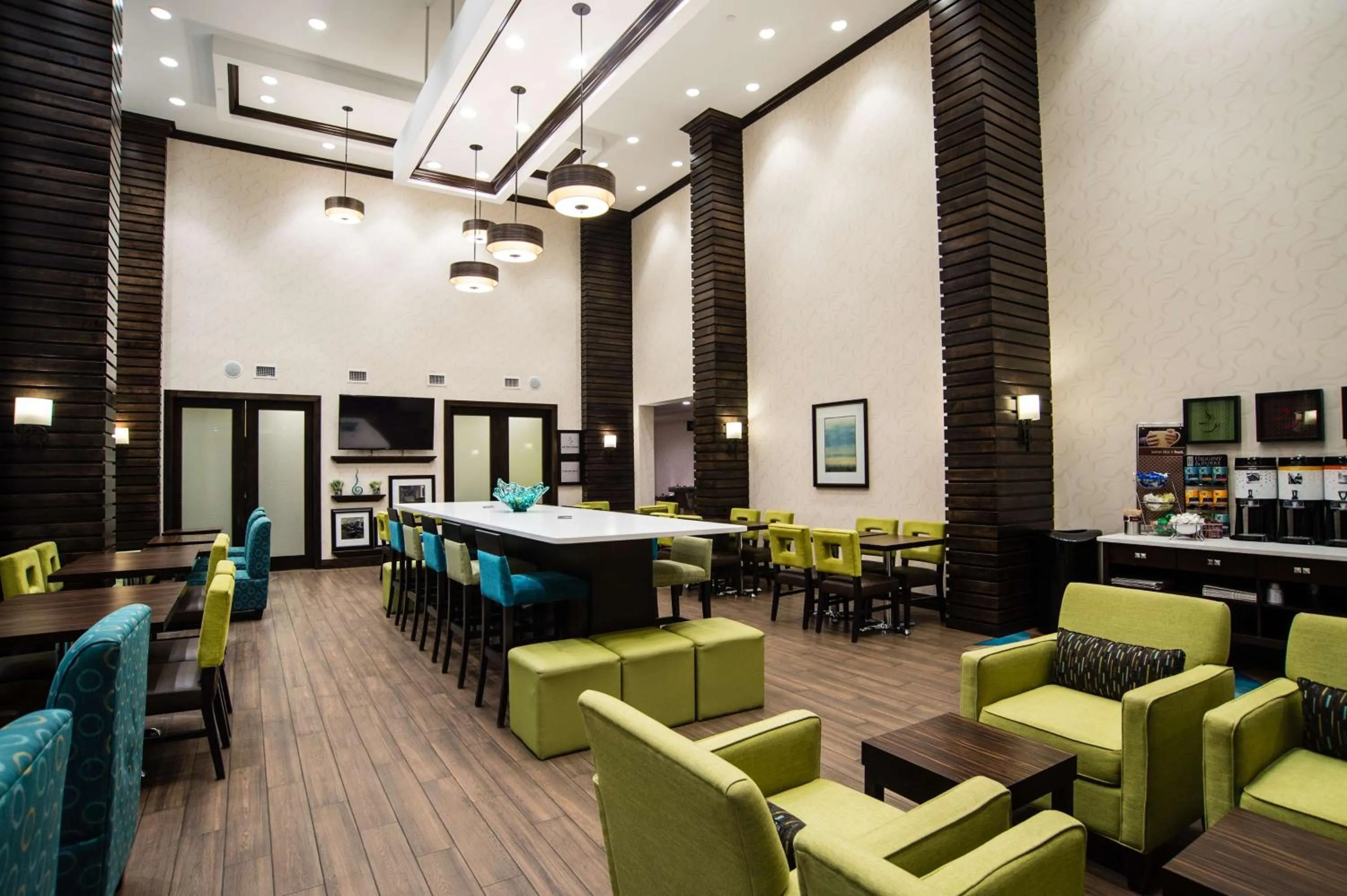 Dining area in Hampton Inn & Suites East Gate Regina