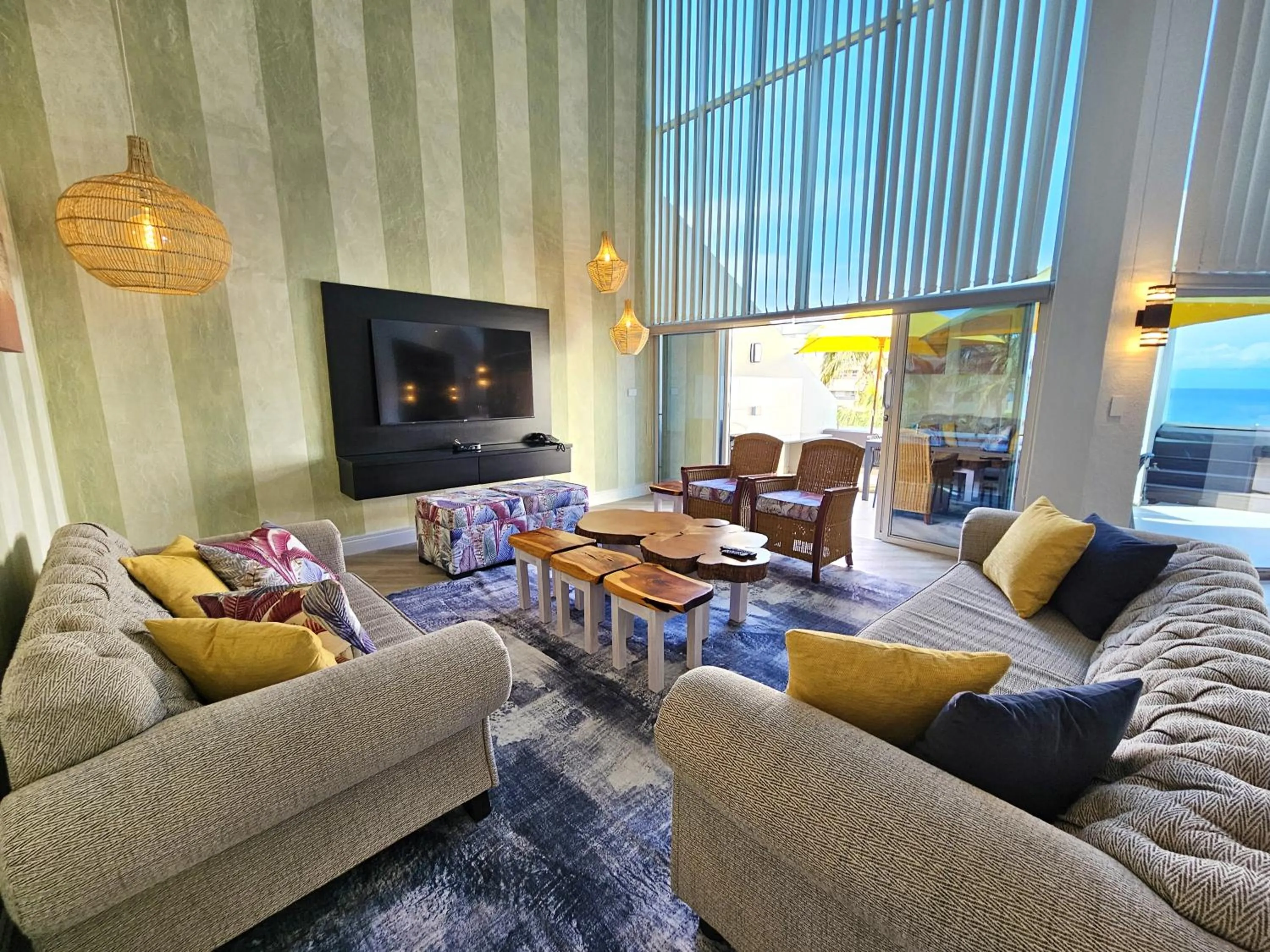 Lounge or bar in First Group La Montagne