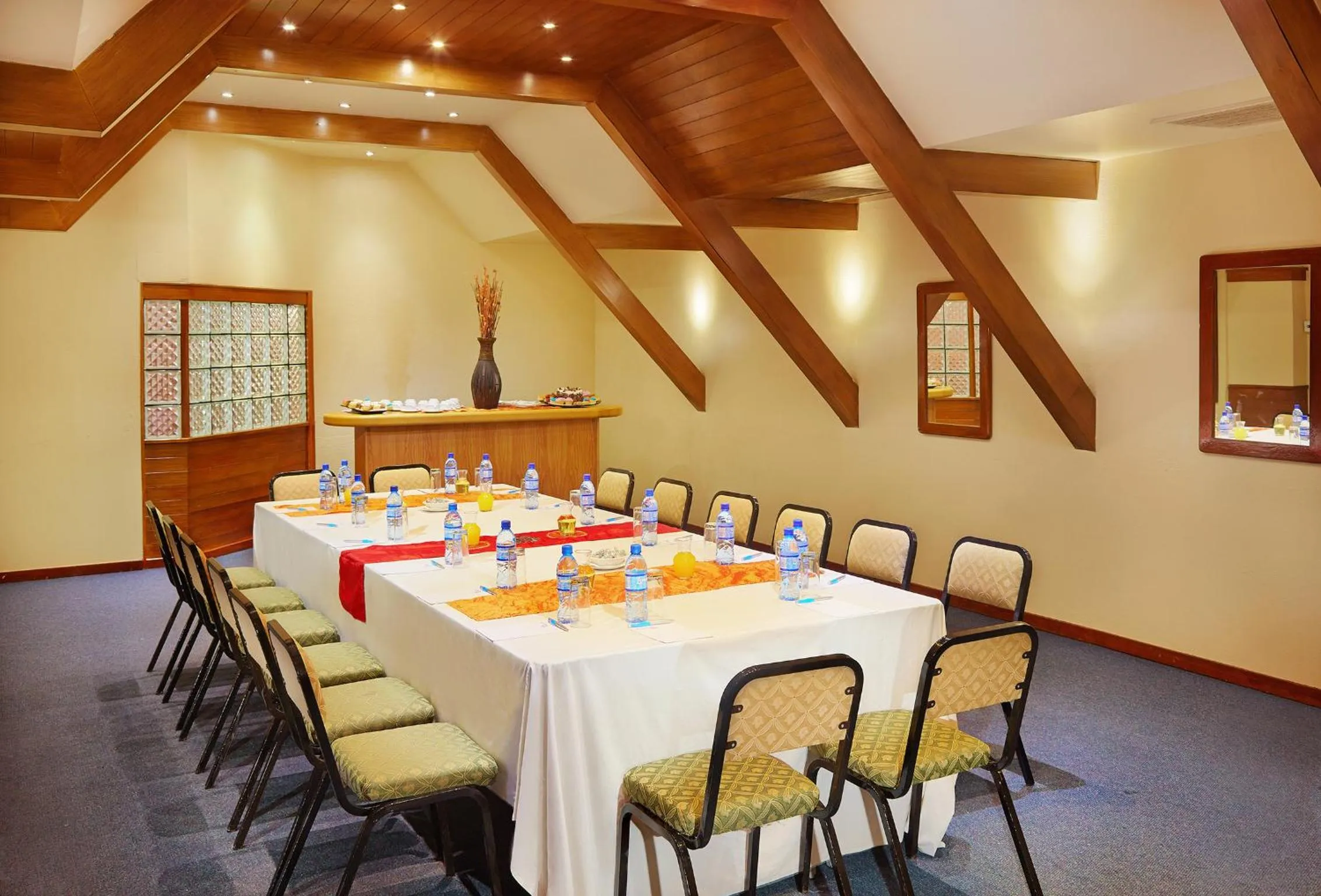 Business facilities in First Group La Montagne