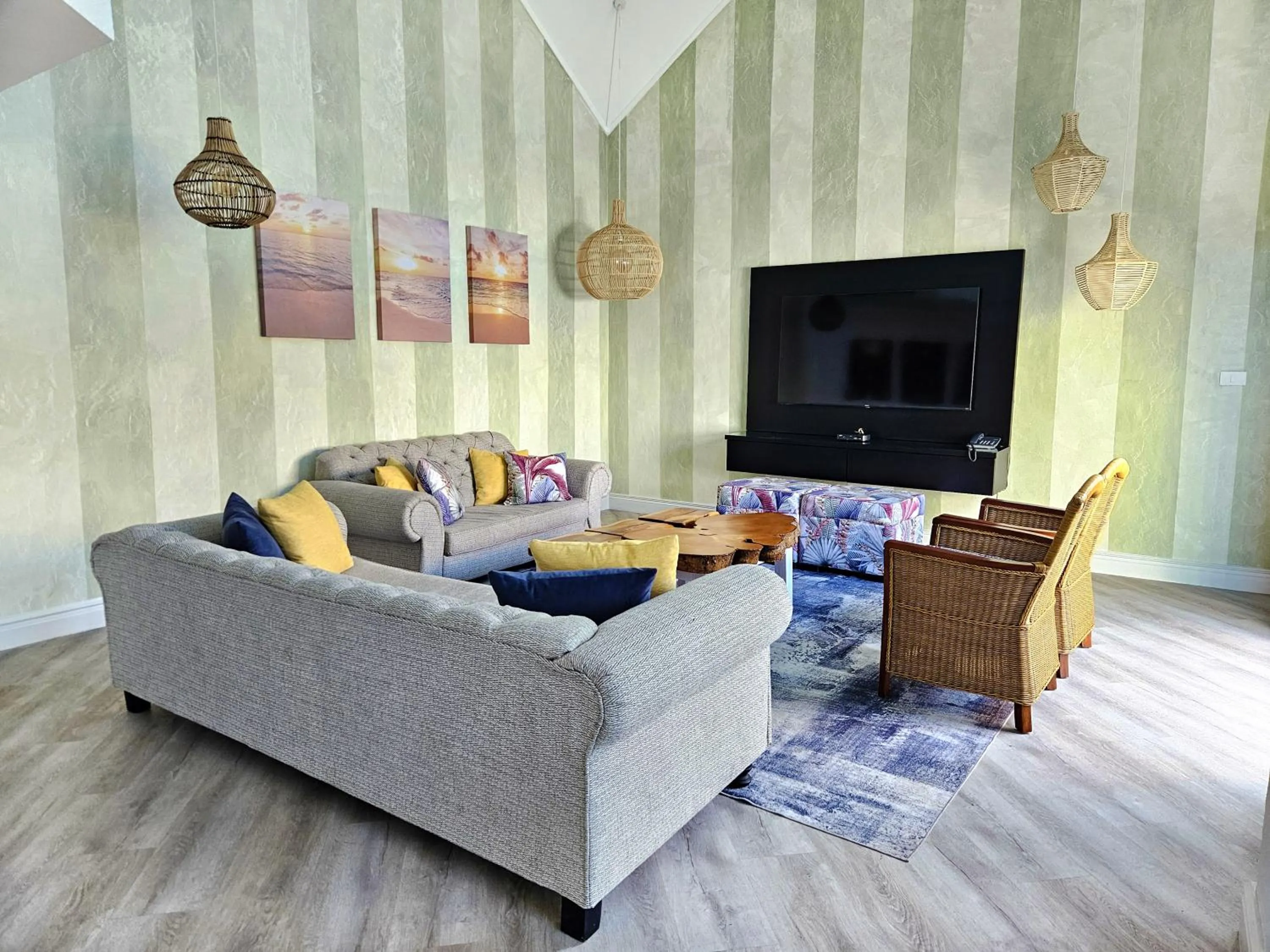 Lounge or bar in First Group La Montagne