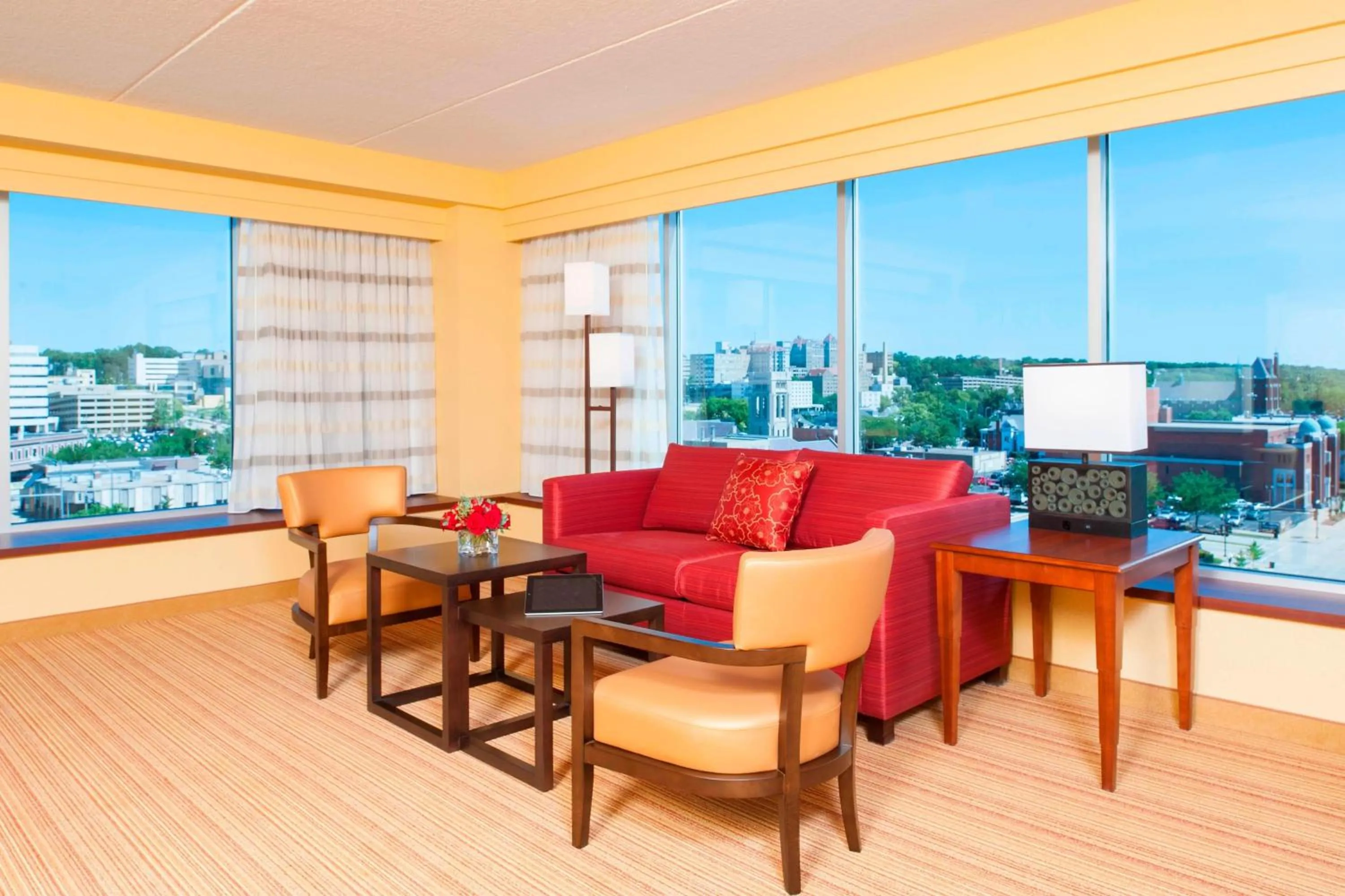 Lounge or bar in Courtyard Peoria Downtown