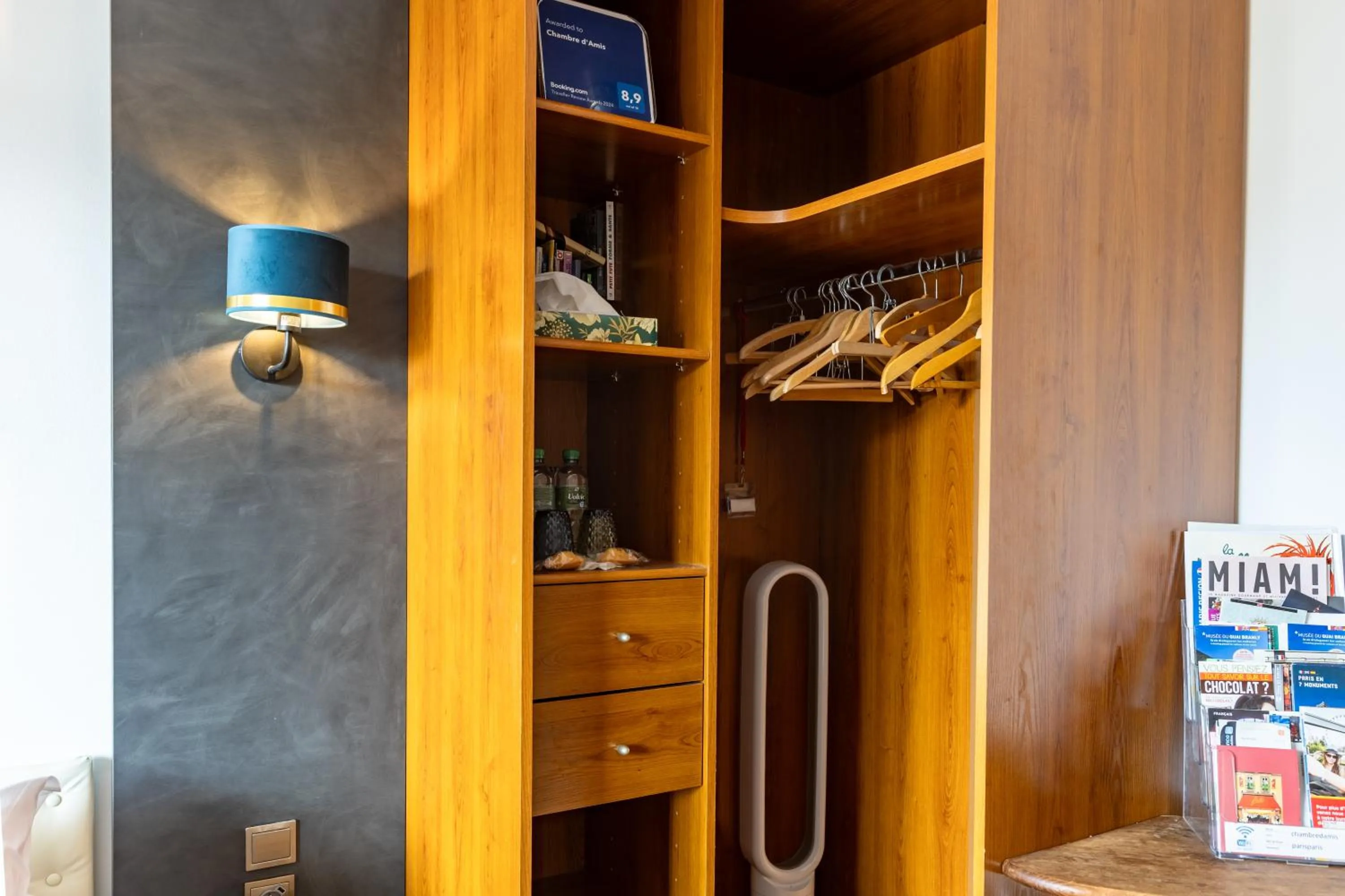 wardrobe in Chambre d'Amis - Chambres d'Hôtes-B&B-Guest House