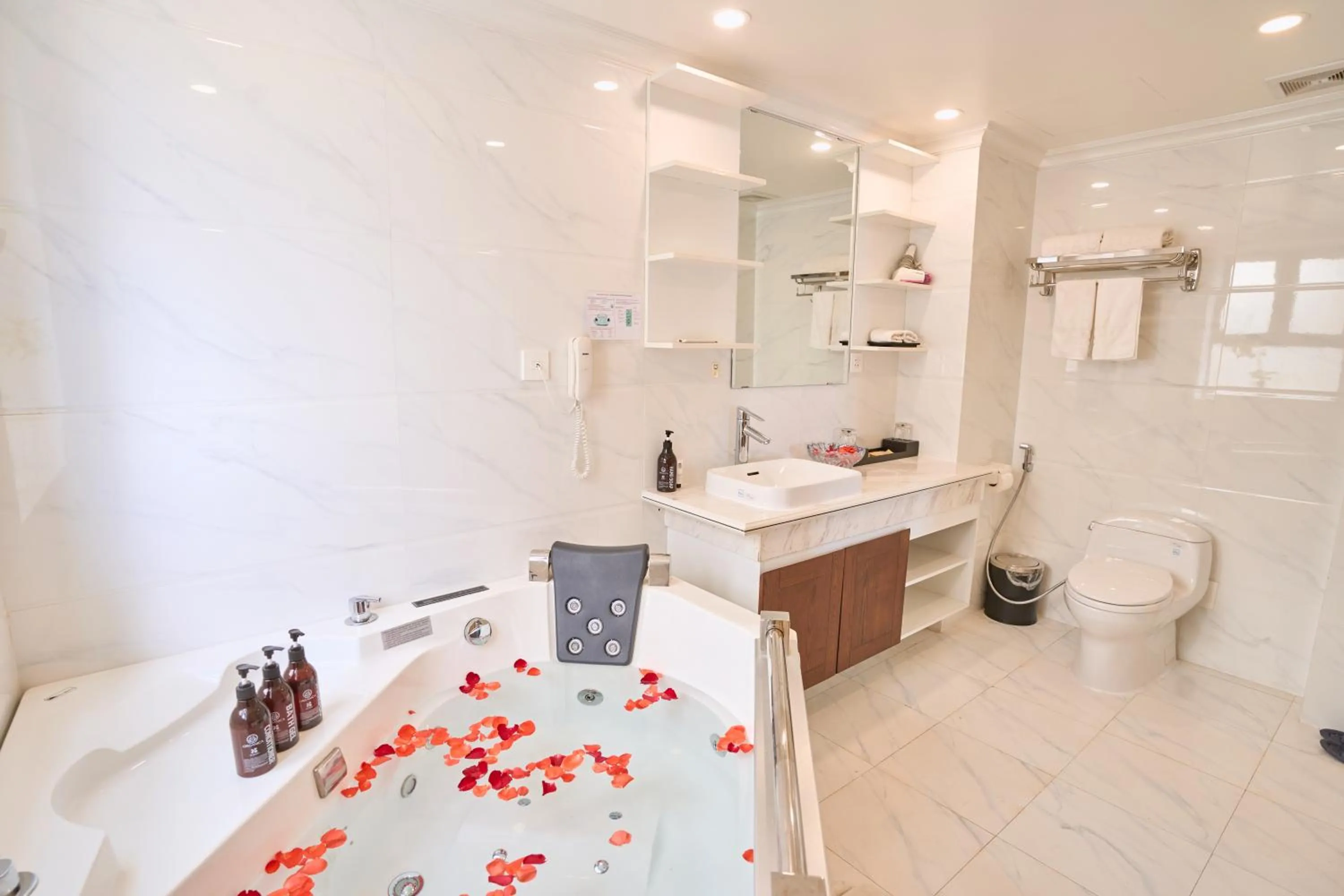 Toilet in Le Haute Hotel Hai Phong