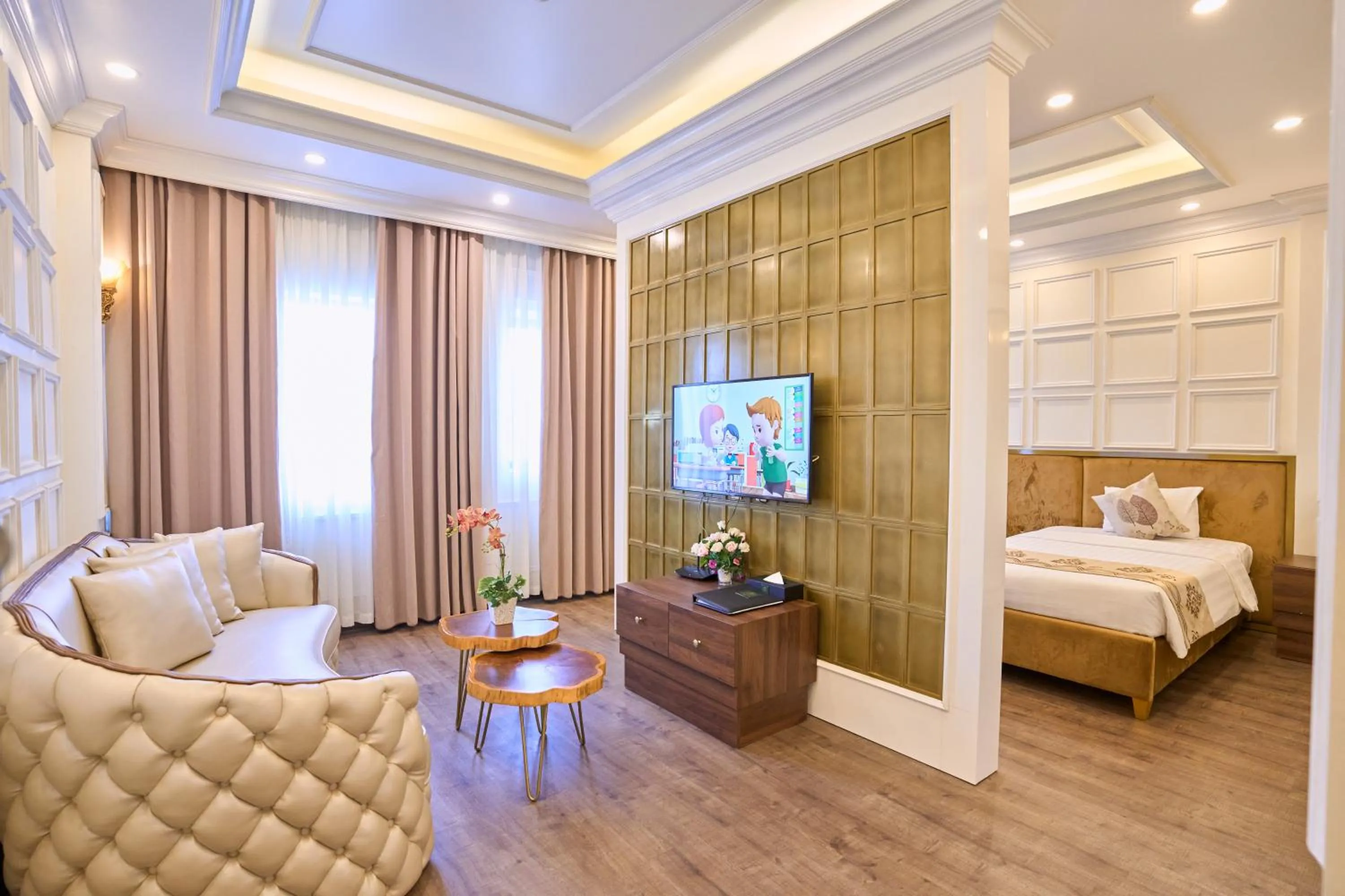 Living room, Bed in Le Haute Hotel Hai Phong